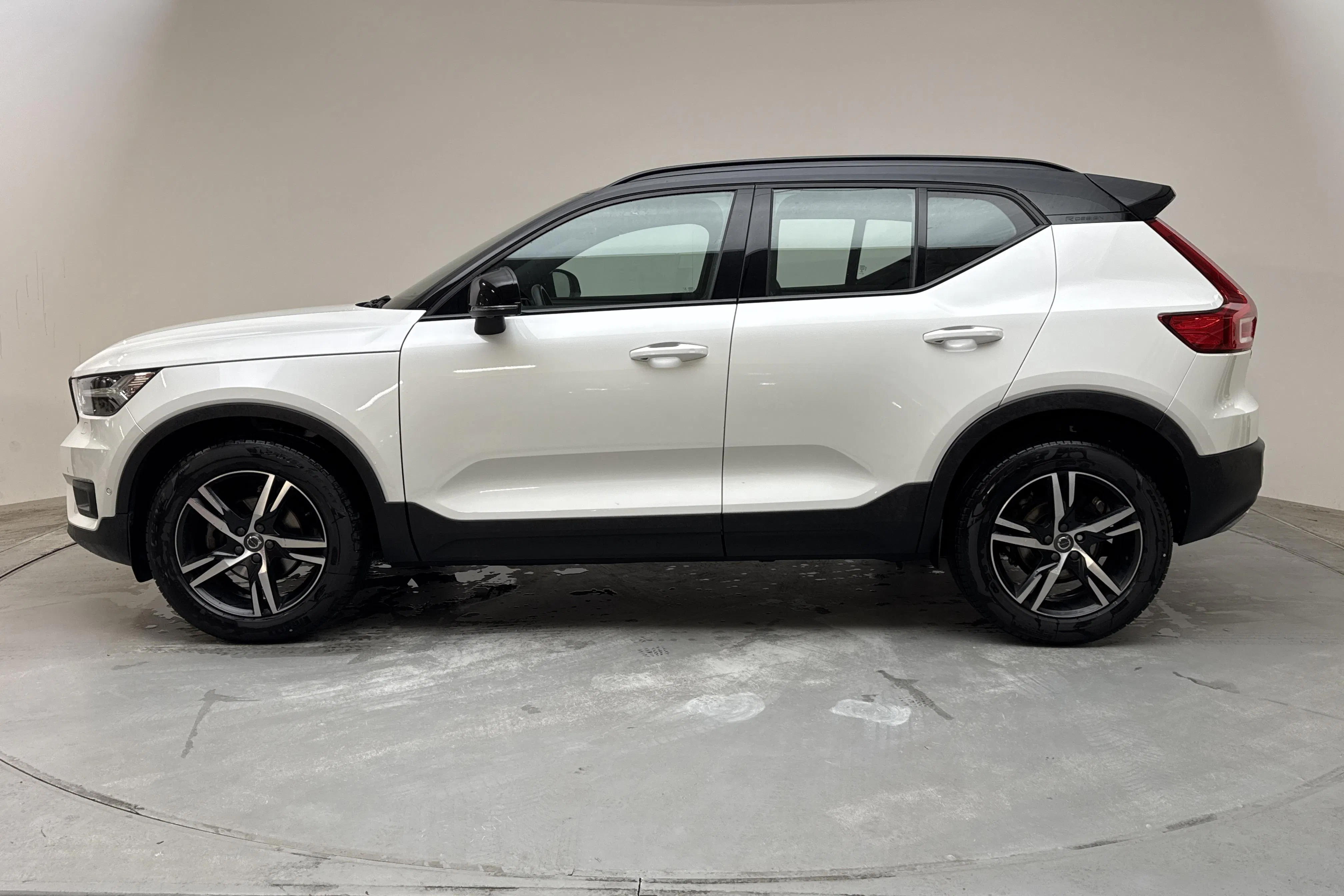 Presentationsfoto 2 av 15: Volvo XC40 D3 2WD (150hk) - 8 426 mil - Automat - vit - 2020