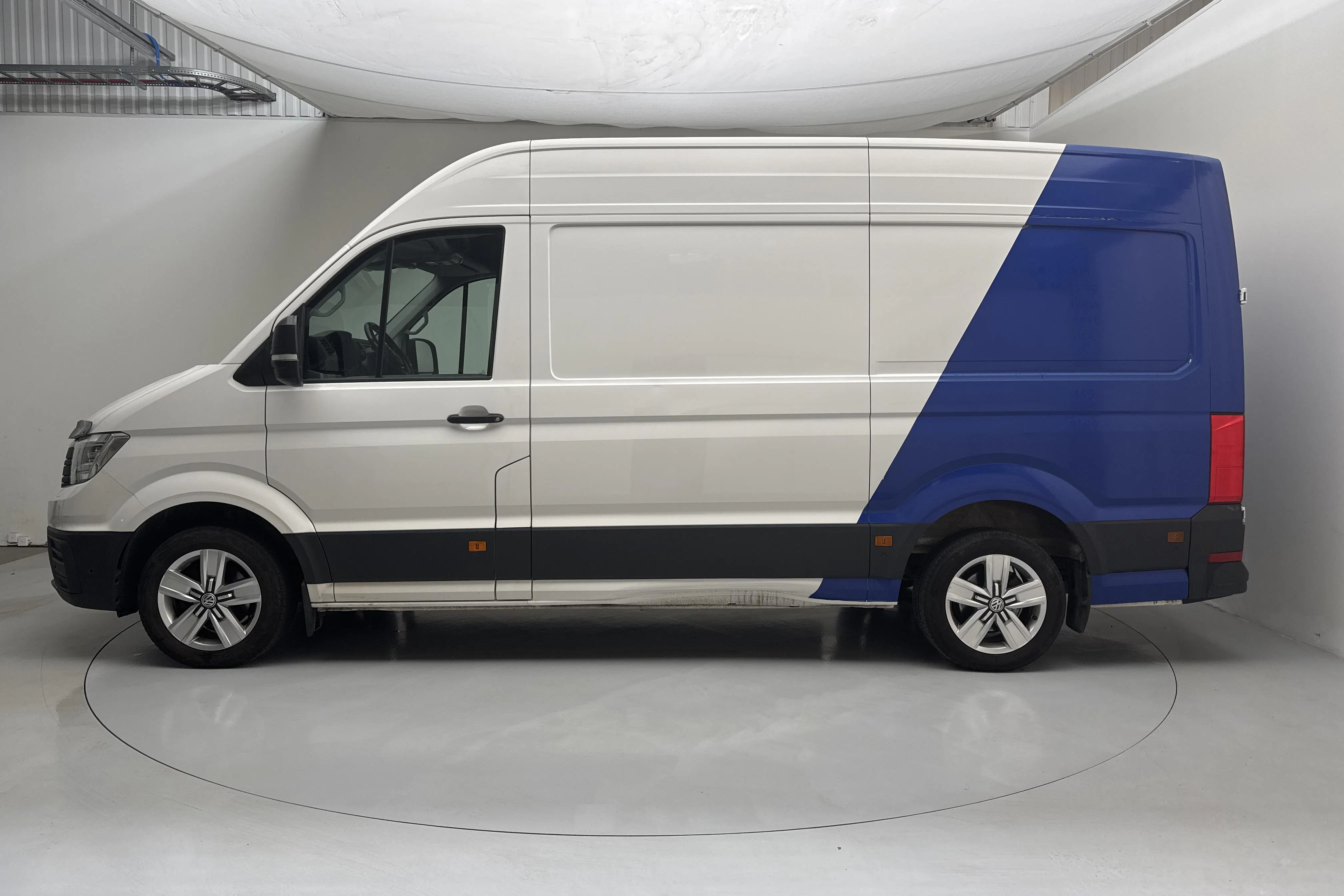 Presentationsfoto 2 av 17: VW Crafter 35 2.0 TDI Skåp (140hk) - 17 108 mil - Automat - vit - 2021