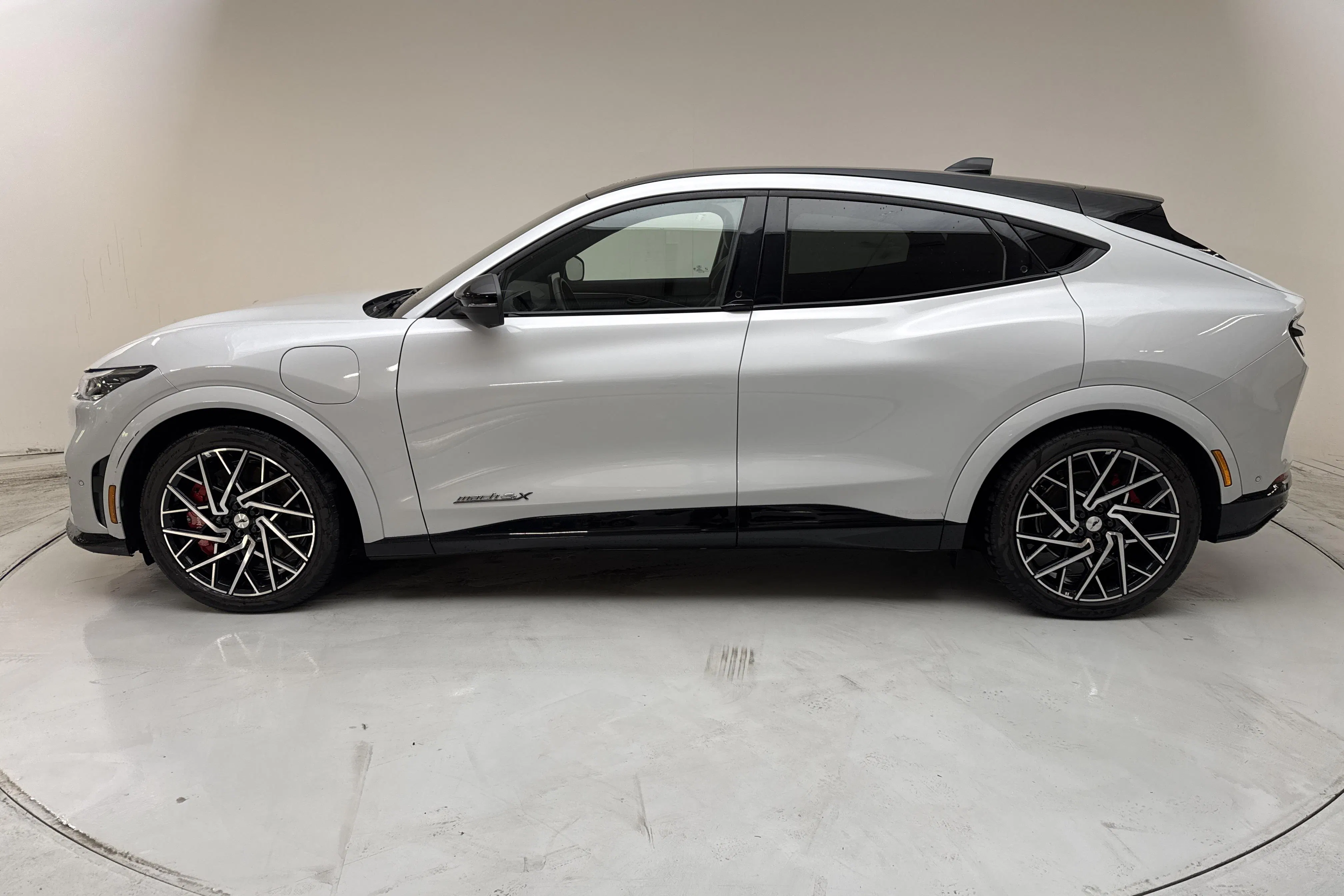 Presentation photo 2 of 18: Ford Mustang Mach-E GT 91kWh AWD (487hk) - 53 680 km - Automatic - white - 2022