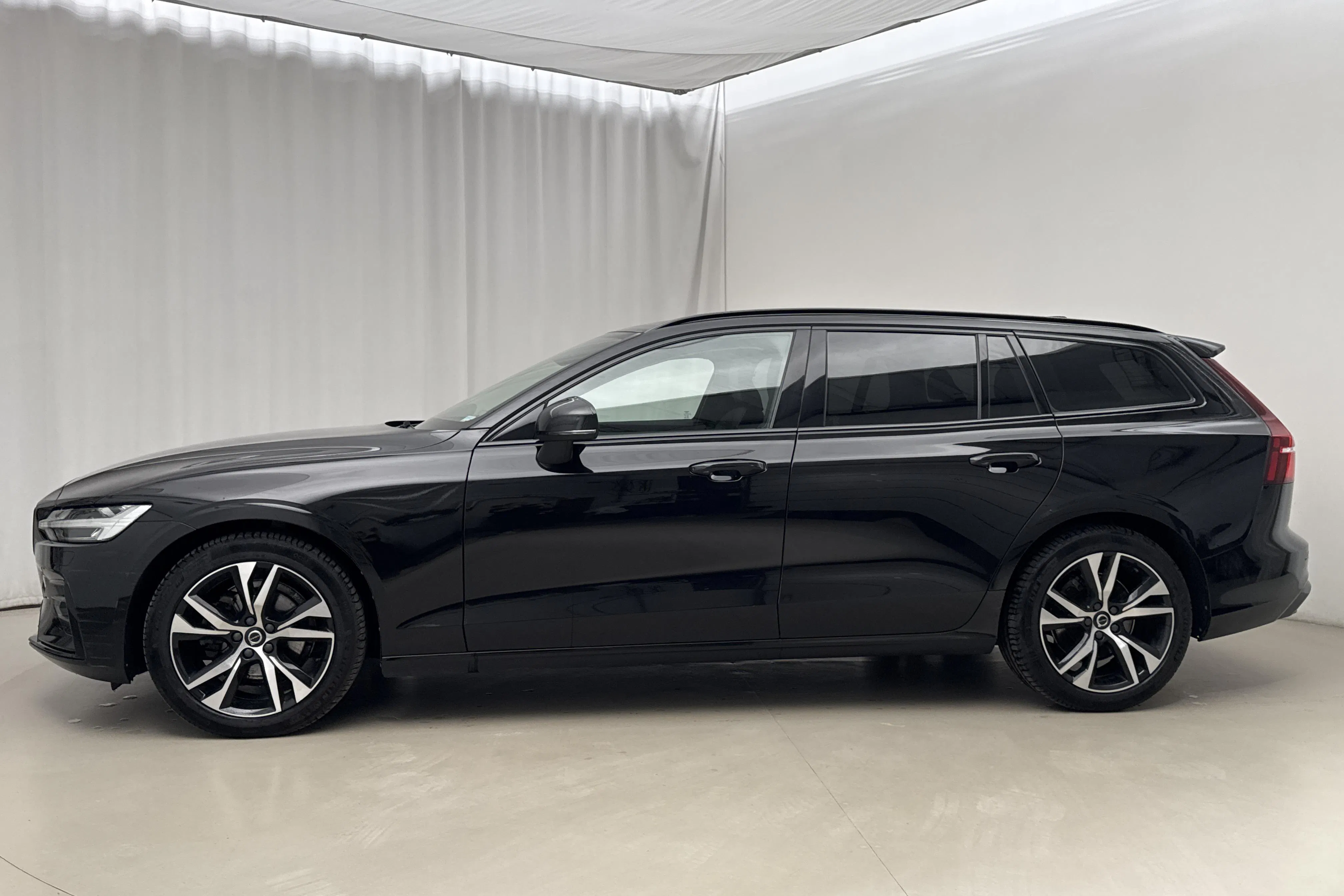 Presentationsfoto 2 av 21: Volvo V60 B4 Mildhybrid, Bensin (197hk) - 5 133 mil - Automat - svart - 2023