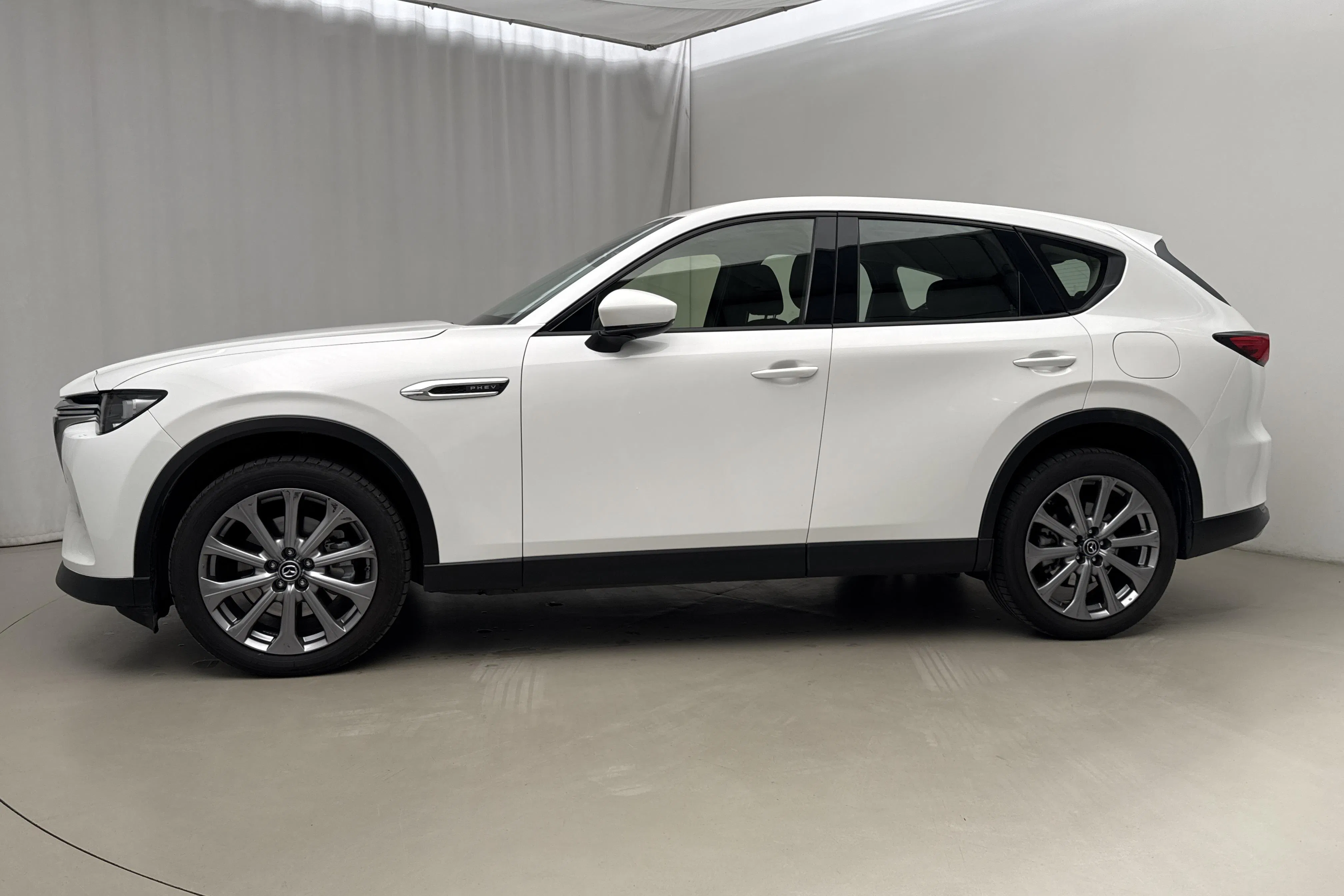 Presentationsfoto 2 av 21: Mazda CX-60 e-Skyactiv PHEV AWD (327hk) - 1 330 mil - Automat - vit - 2024