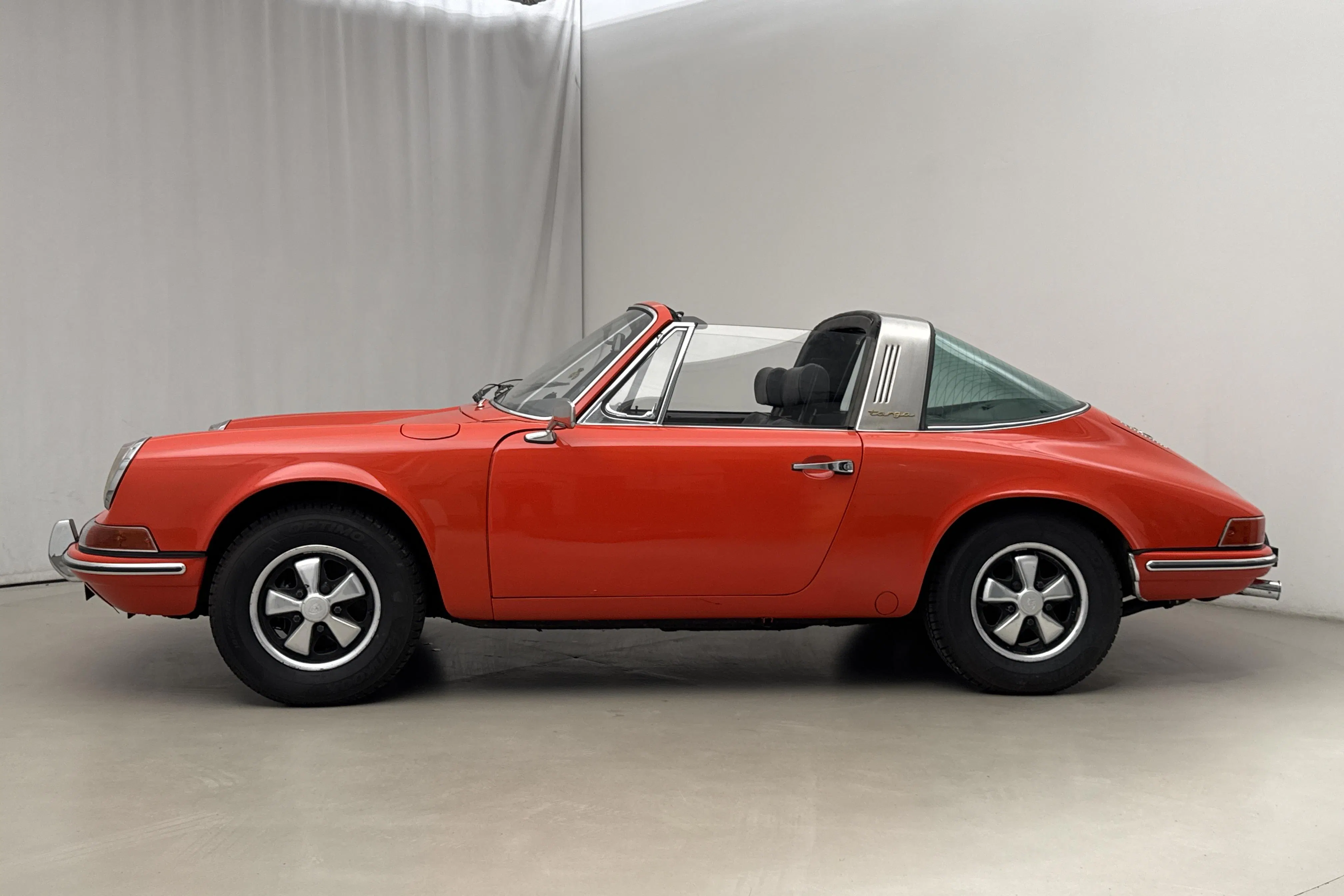 Presentation photo 2 of 25: Porsche 911 T Targa 2.0 (110hk) - 40 010 km - Manual - light red - 1969