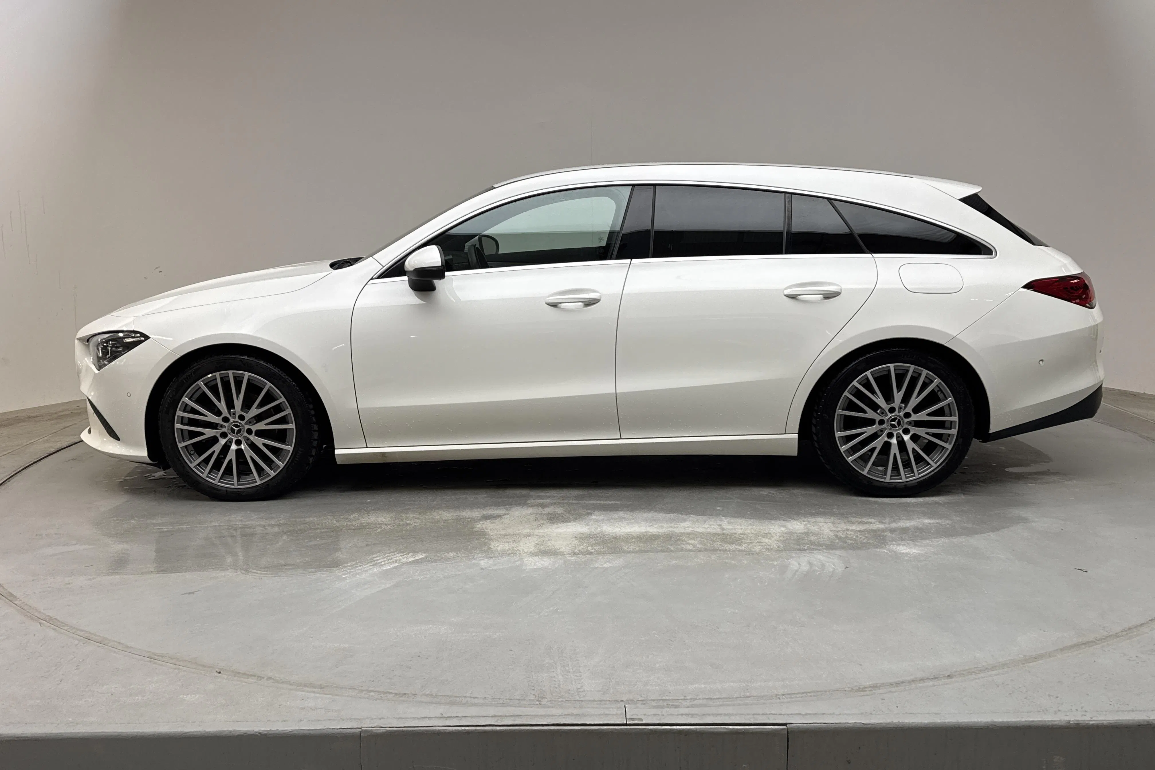 Presentation photo 2 of 15: Mercedes CLA 200 d Shooting Brake X118 (150hk) - 105 120 km - Automatic - white - 2021