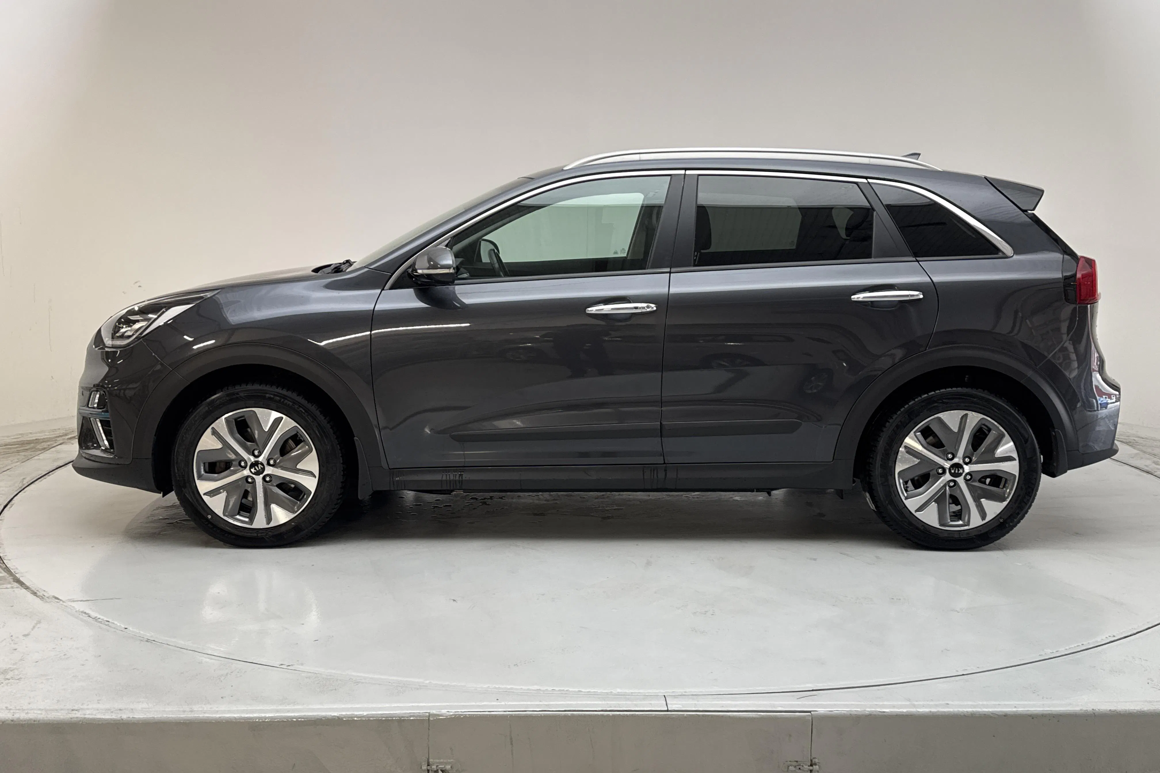Presentationsfoto 2 av 20: KIA e-Niro 64kWh (204hk) - 7 610 mil - Automat - grå - 2019