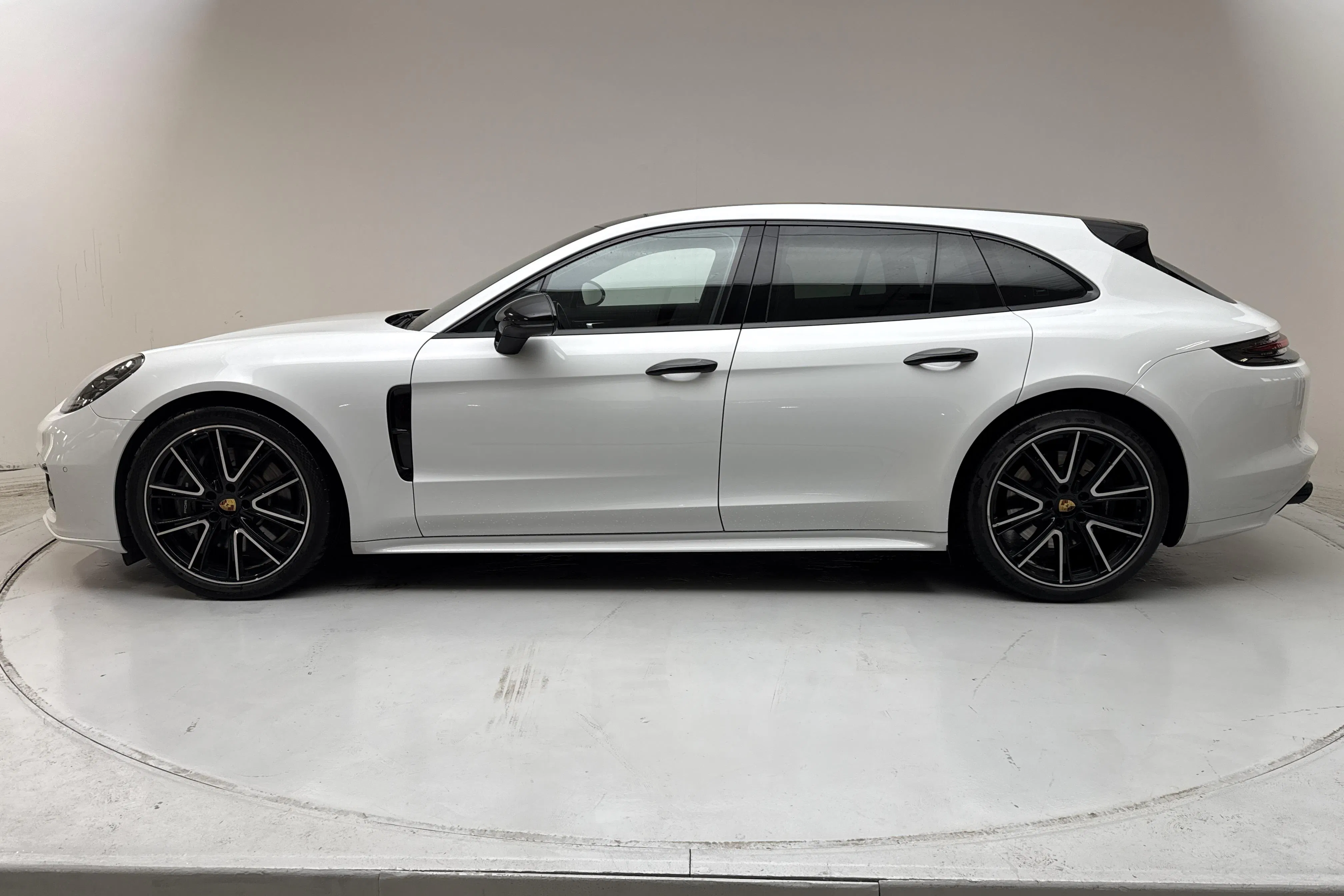 Presentationsfoto 2 av 23: Porsche Panamera 4 Sport Turismo (330hk) - 10 212 mil - Automat - vit - 2018