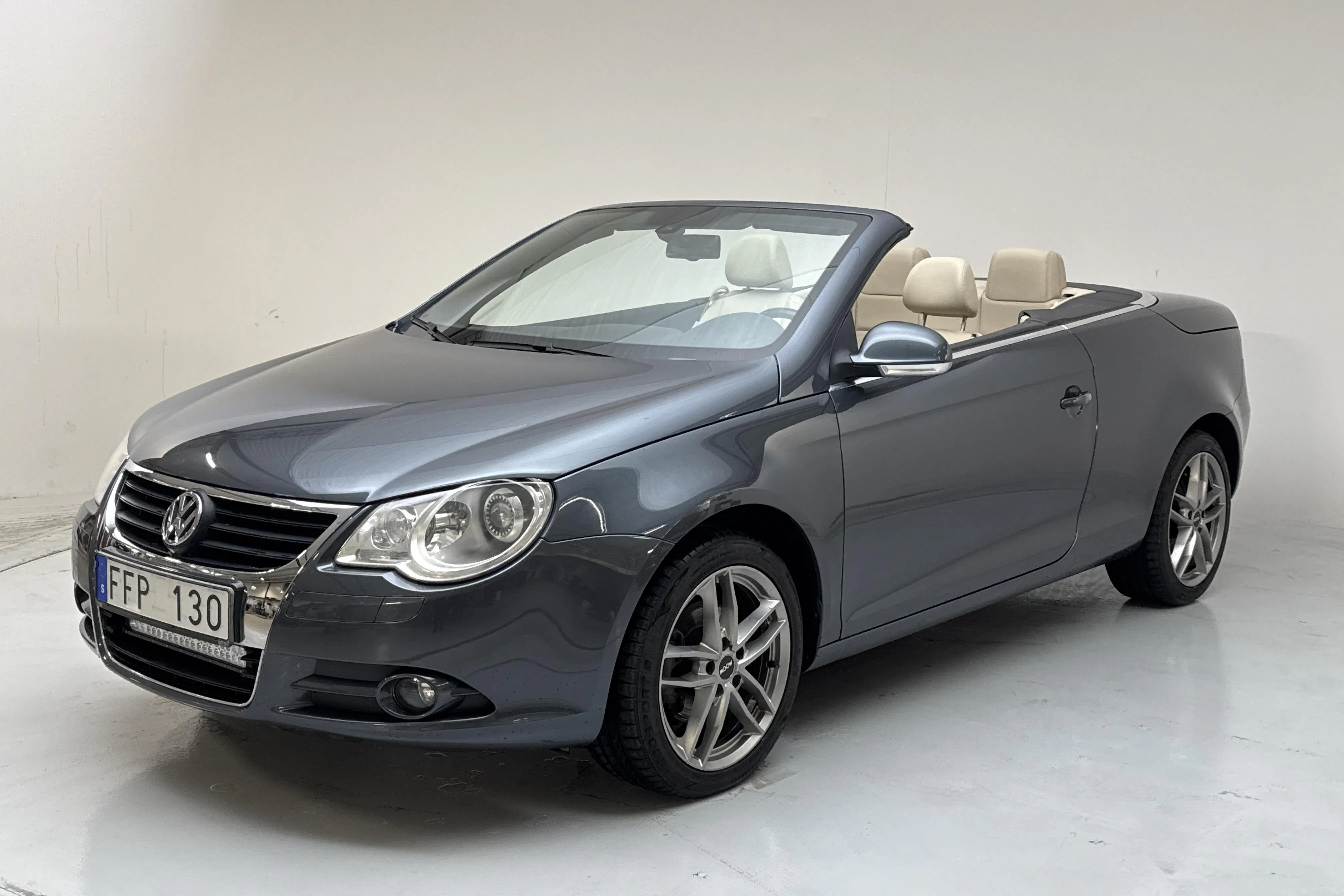 Presentation photo 1 of 20: VW Eos 2.0 FSI Cabriolet (150hk) - 71 730 km - Manual - Dark Grey - 2006