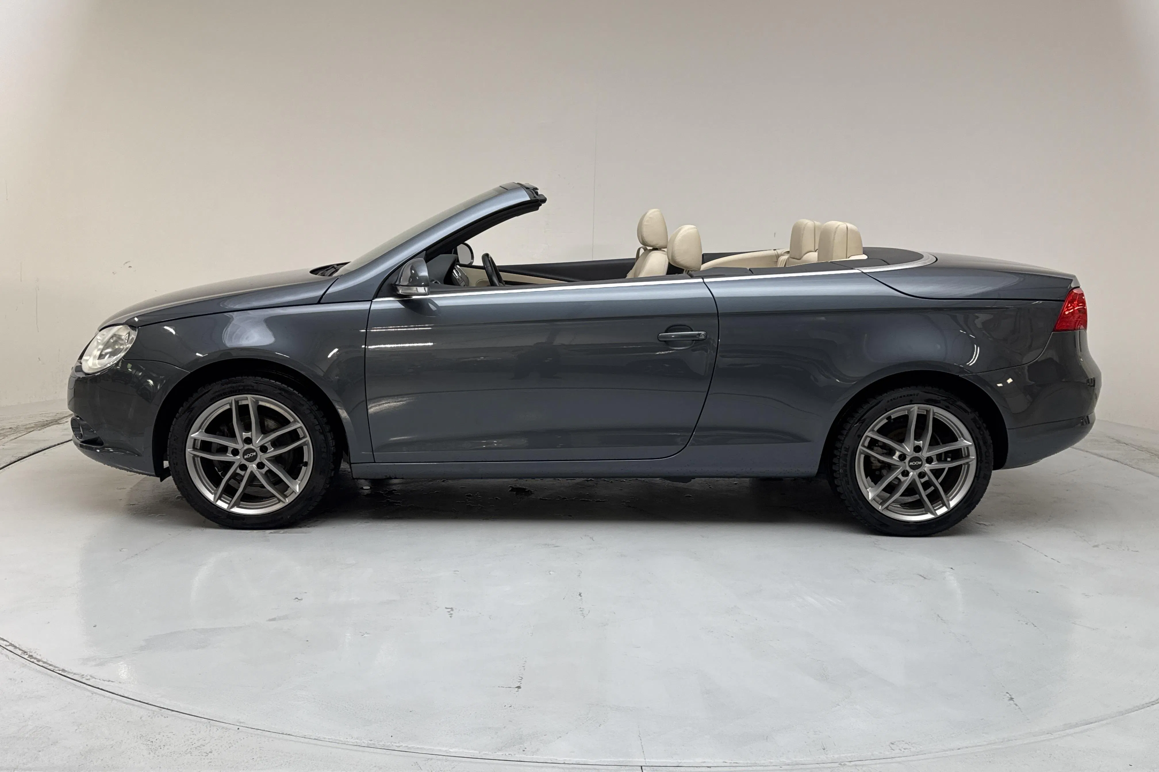 Presentation photo 2 of 20: VW Eos 2.0 FSI Cabriolet (150hk) - 71 730 km - Manual - Dark Grey - 2006
