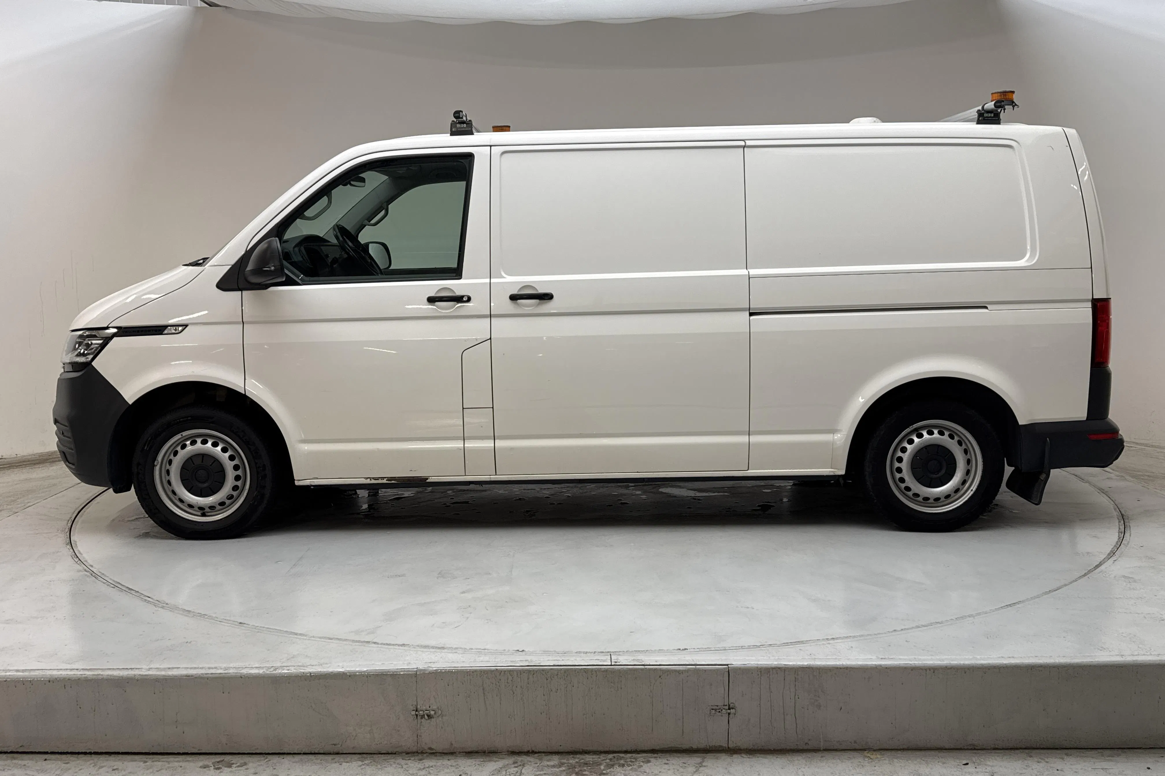 Presentationsfoto 2 av 16: VW Transporter T6 2.0 TDI BMT Skåp 4MOTION (150hk) - 20 514 mil - Automat - vit - 2020