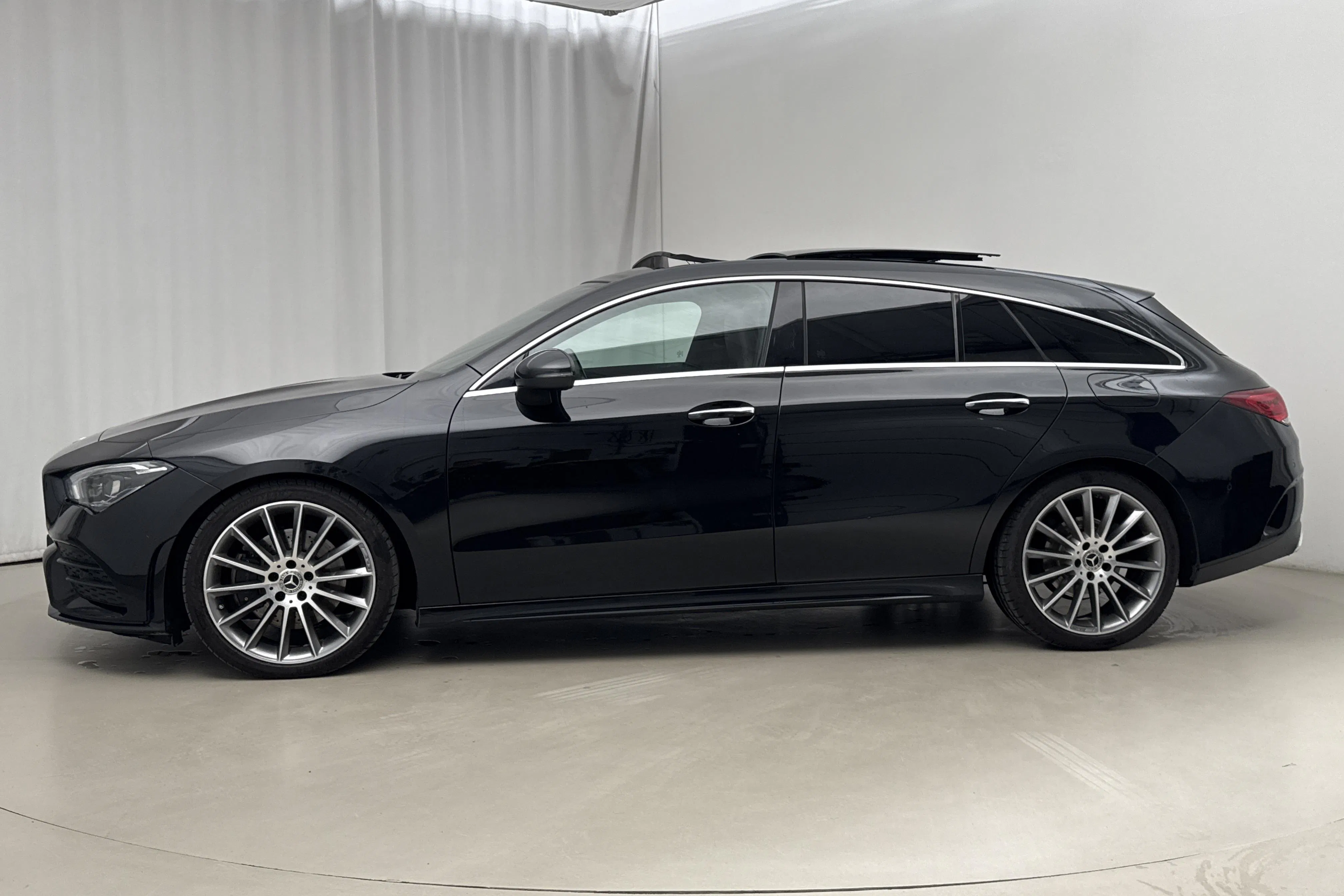 Presentationsfoto 2 av 20: Mercedes CLA 200 d Shooting Brake X118 (150hk) - 17 970 mil - Automat - svart - 2021