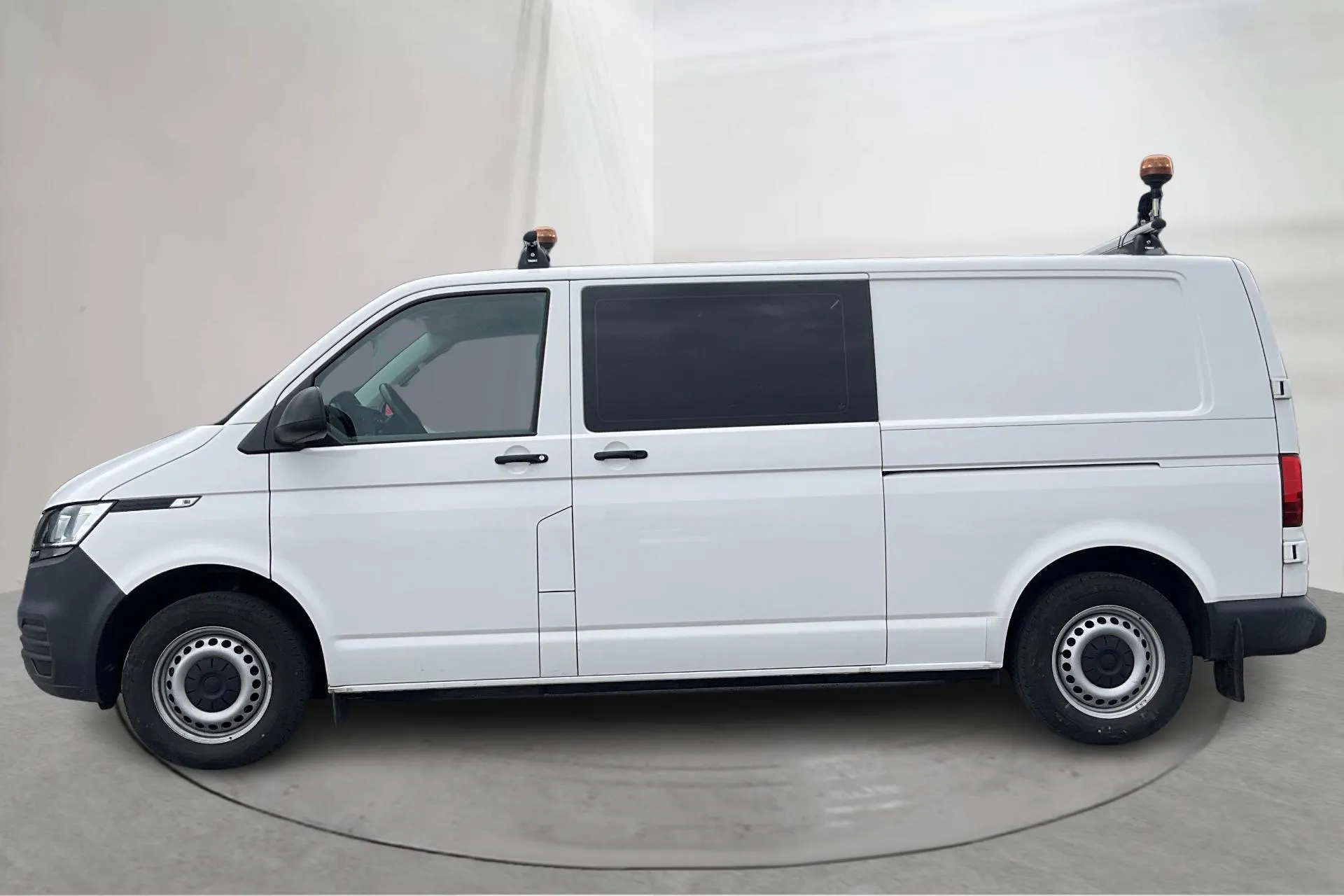 Presentationsfoto 2 av 20: VW Transporter T6 2.0 TDI BMT Skåp 4MOTION (150hk) - 8 470 mil - Manuell - vit - 2021