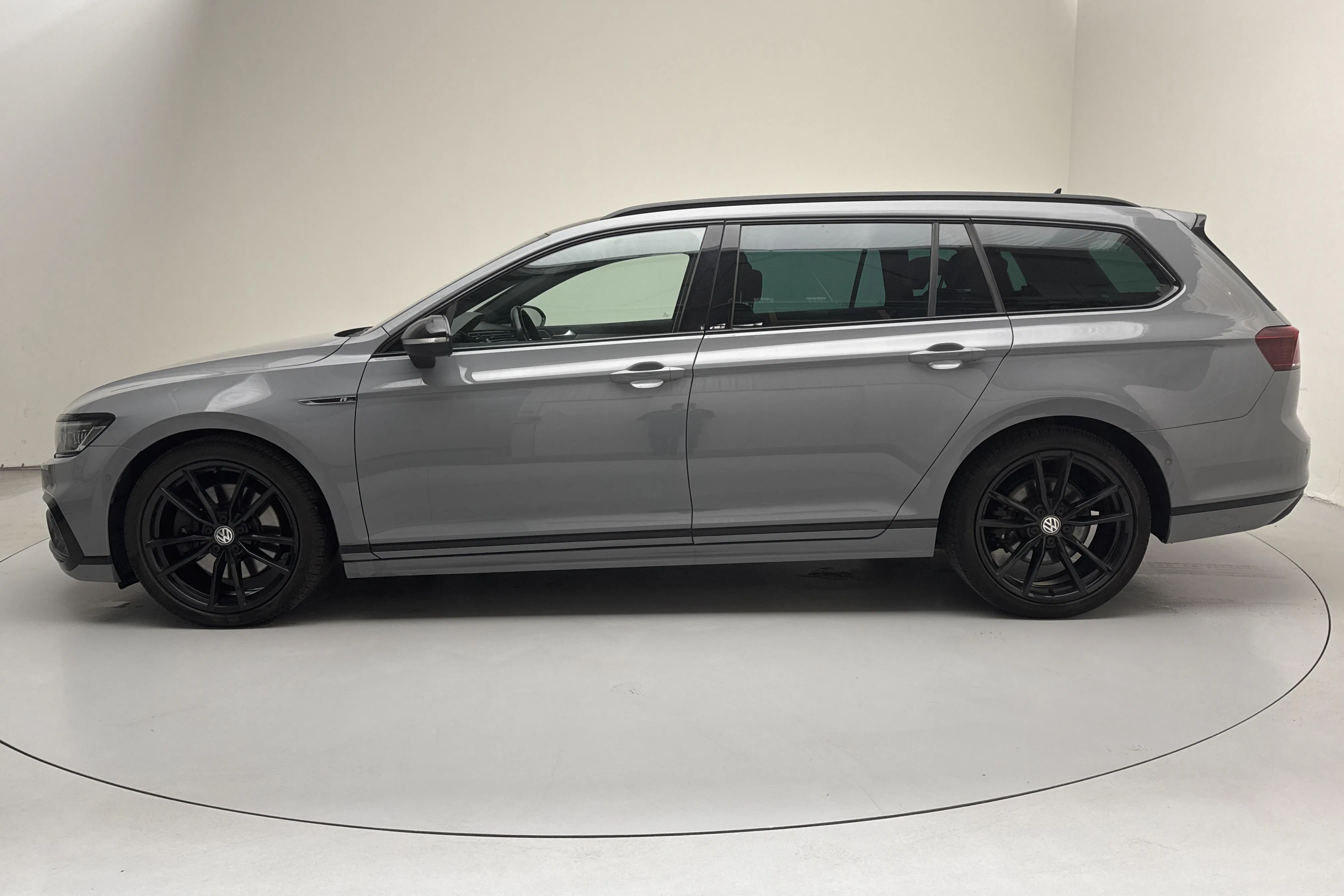 Presentation photo 2 of 16: VW Passat 2.0 TDI BiTurbo Sportscombi 4MOTION (240hk) - 180 990 km - Automatic - gray - 2020