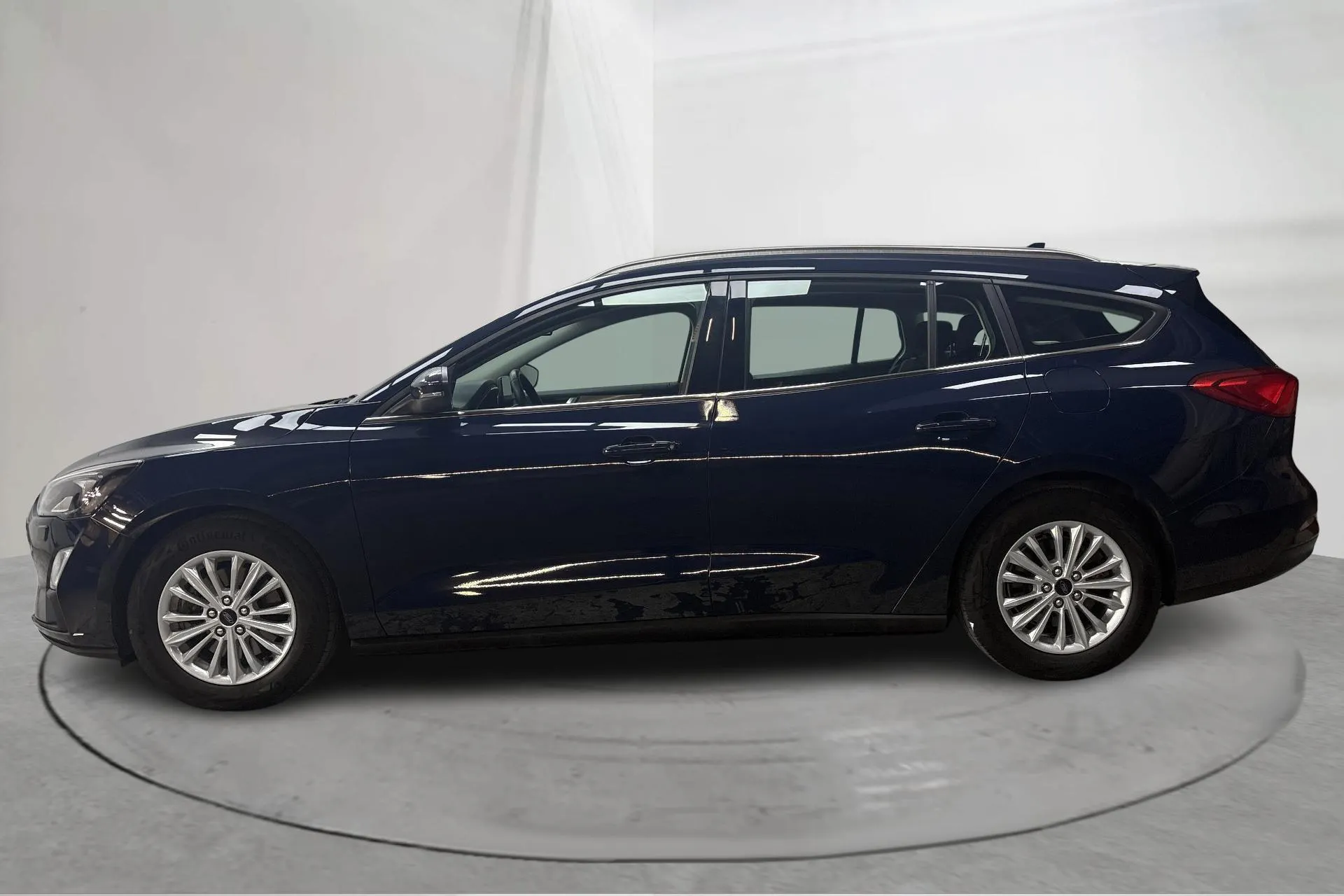Presentationsfoto 2 av 15: Ford Focus 1.5 TDCi Kombi (120hk) - 3 601 mil - Manuell - blå - 2020