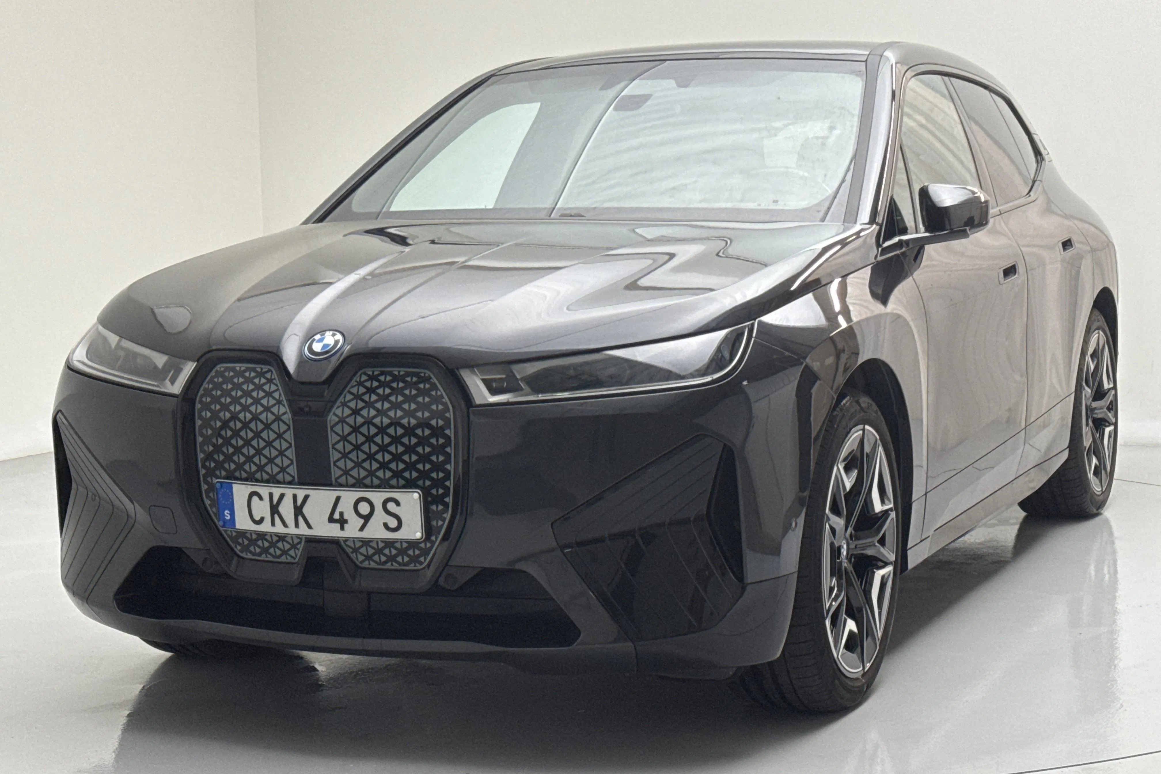 Presentationsfoto 1 av 23: BMW iX xDrive50, I20 (520hk) - 8 167 mil - Automat - grå - 2023