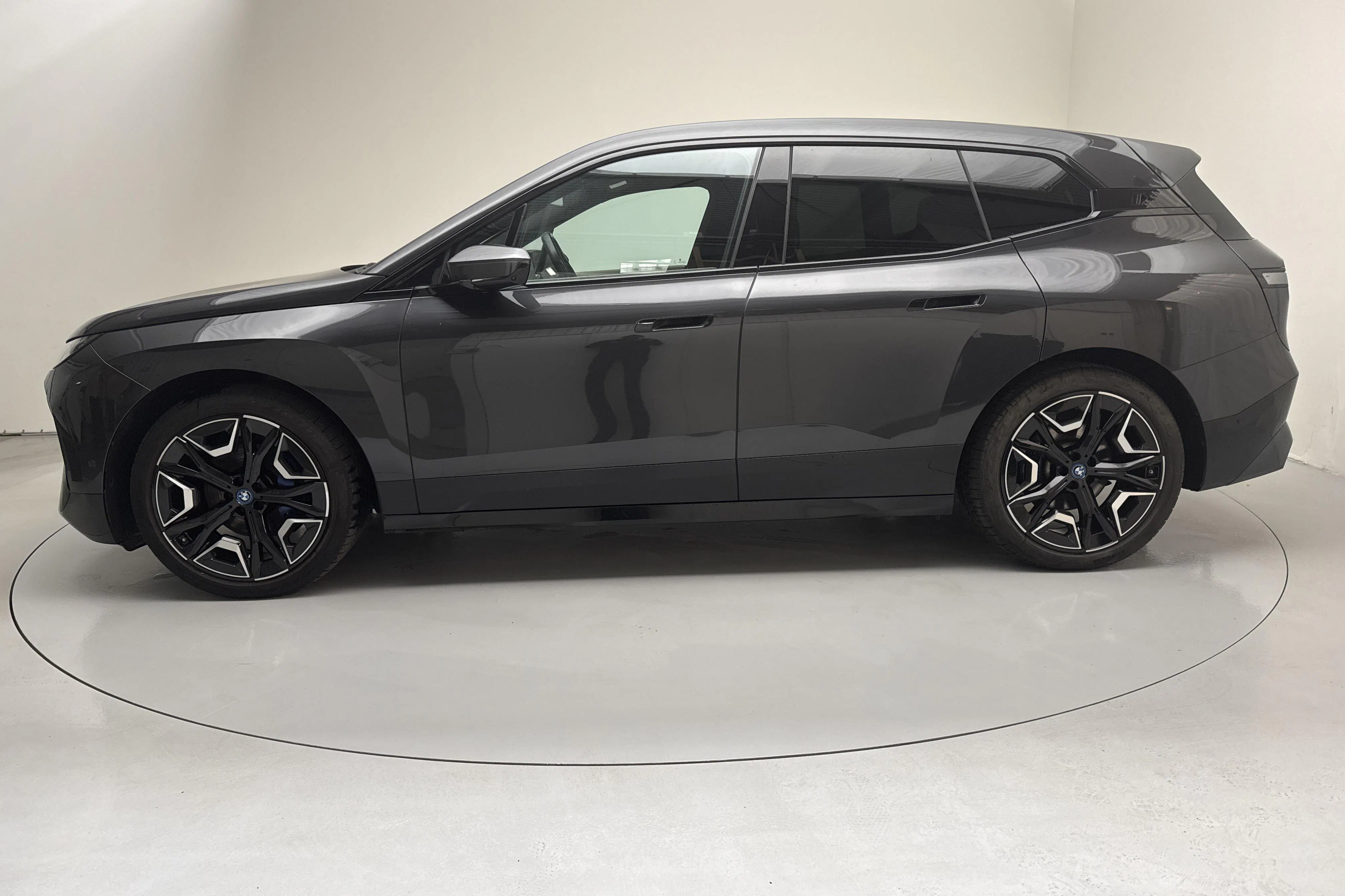Presentationsfoto 2 av 23: BMW iX xDrive50, I20 (520hk) - 8 167 mil - Automat - grå - 2023