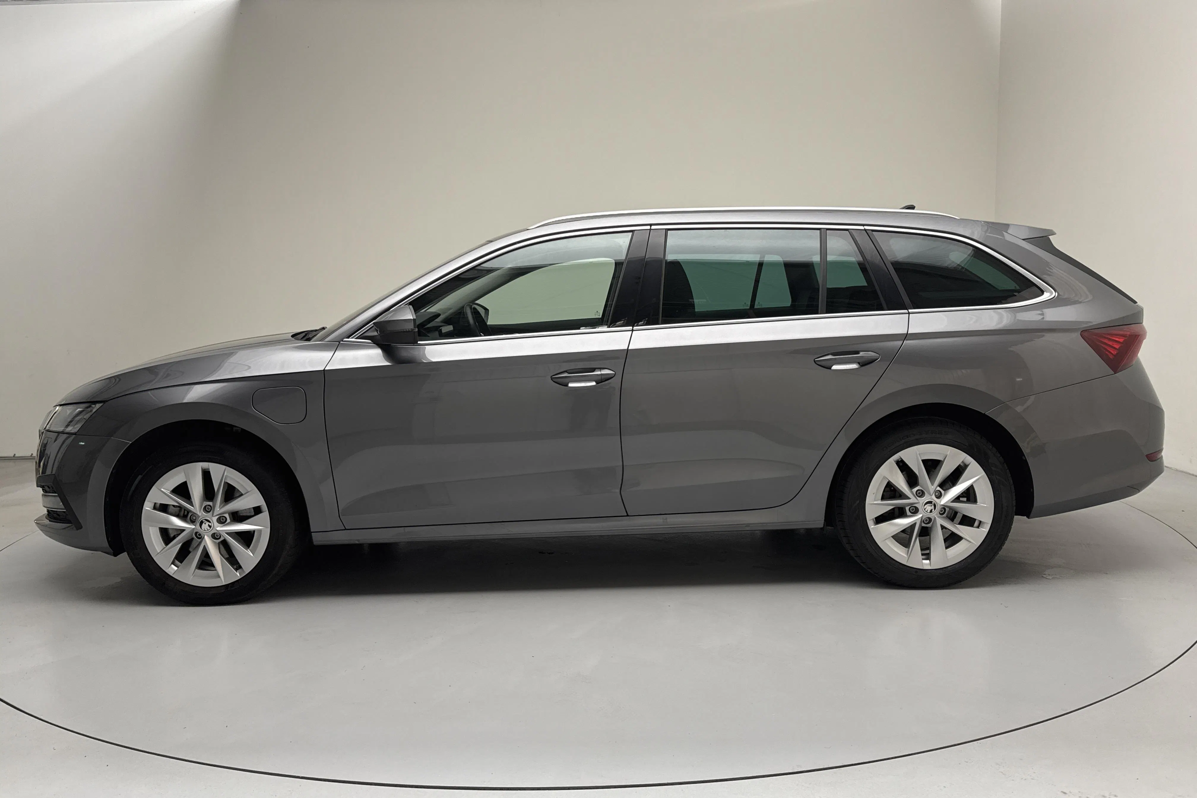 Presentationsfoto 2 av 17: Skoda Octavia 1.4 iV PHEV Combi (204hk) - 6 570 mil - Automat - grå - 2023