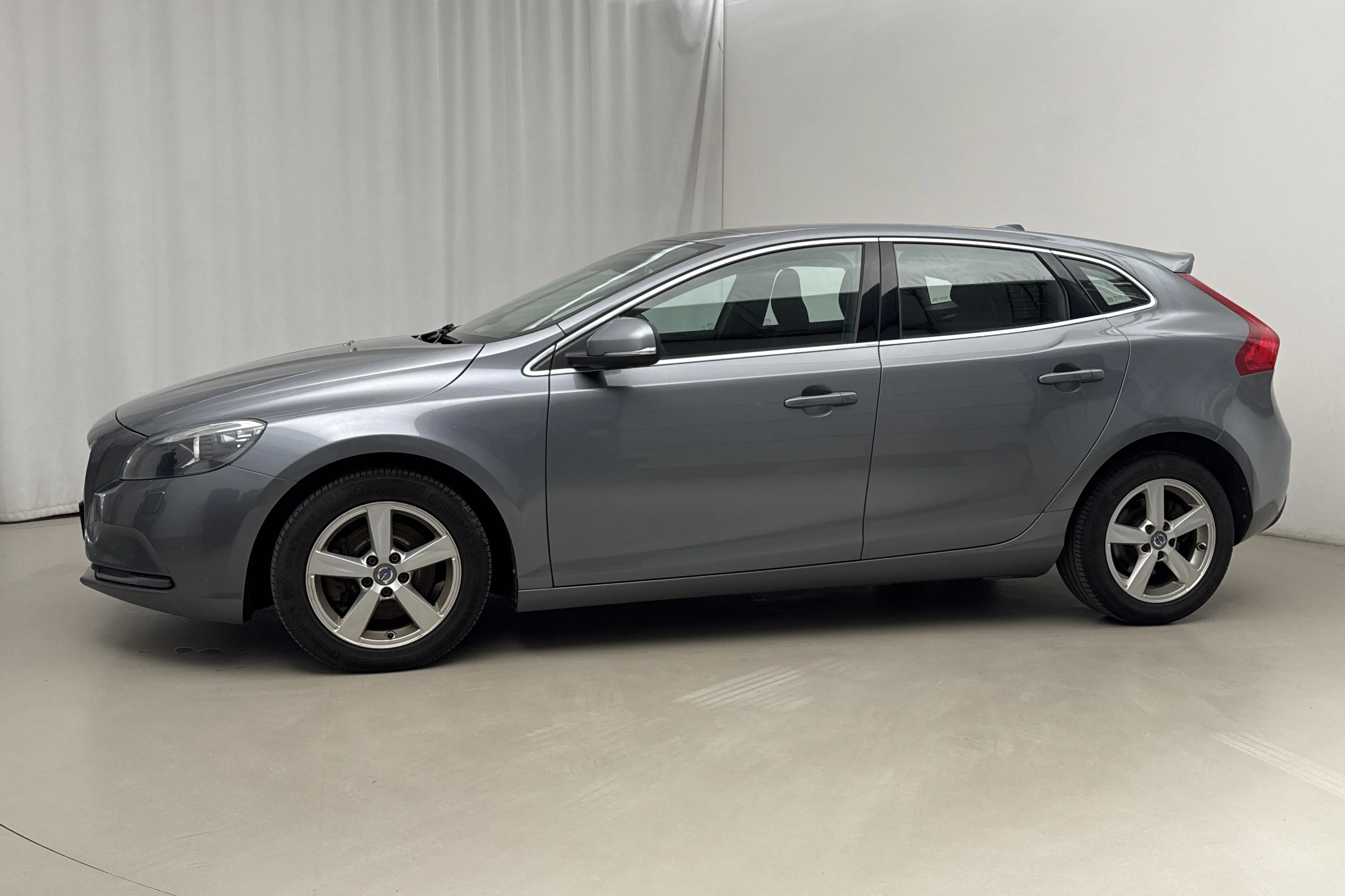 Presentationsfoto 2 av 15: Volvo V40 D3 (150hk) - 19 297 mil - Manuell - grå - 2016