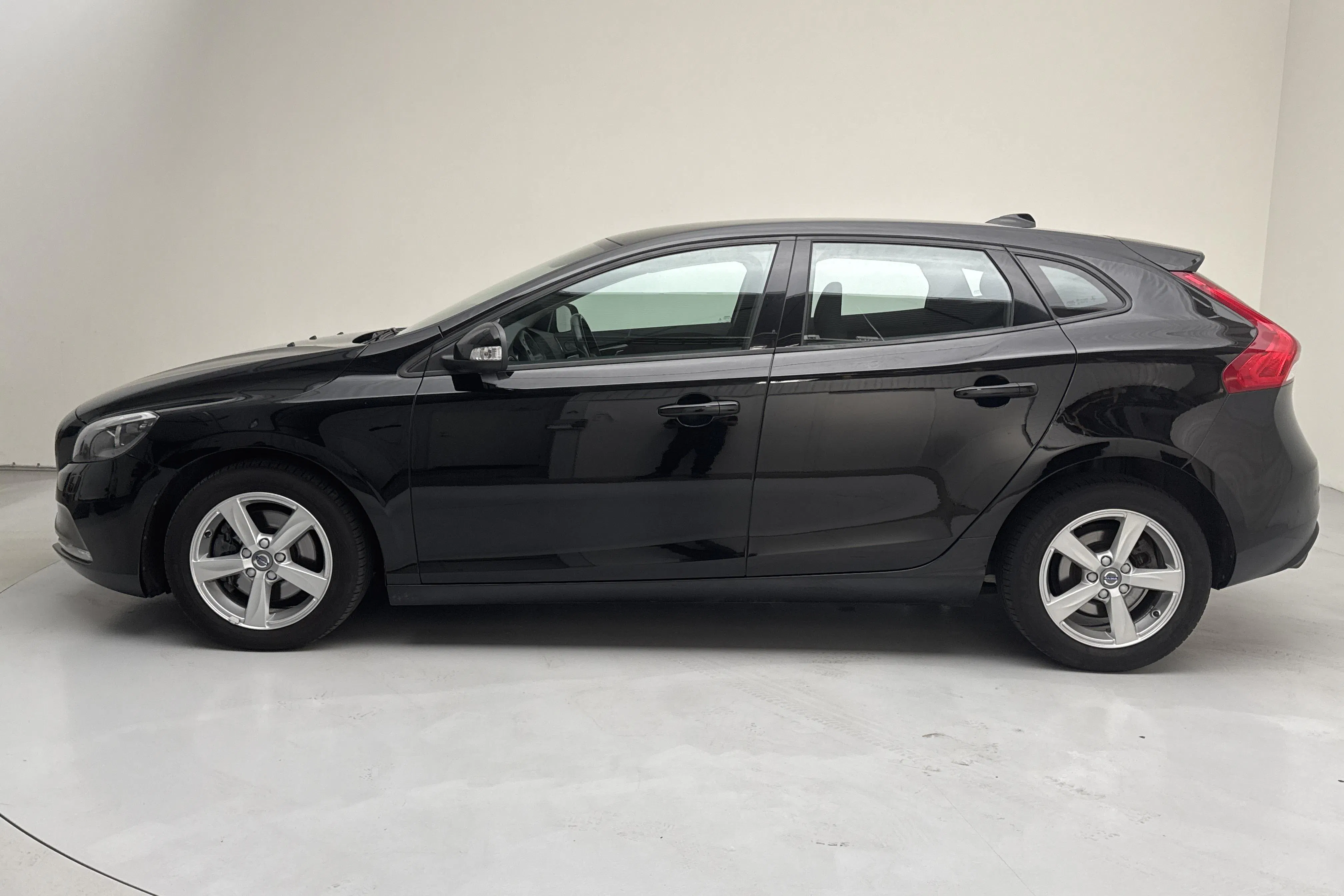 Præsentationsfoto 2 af 13: Volvo V40 T2 (120hk) - 88 510 kilometer - Manuel - Sort - 2015