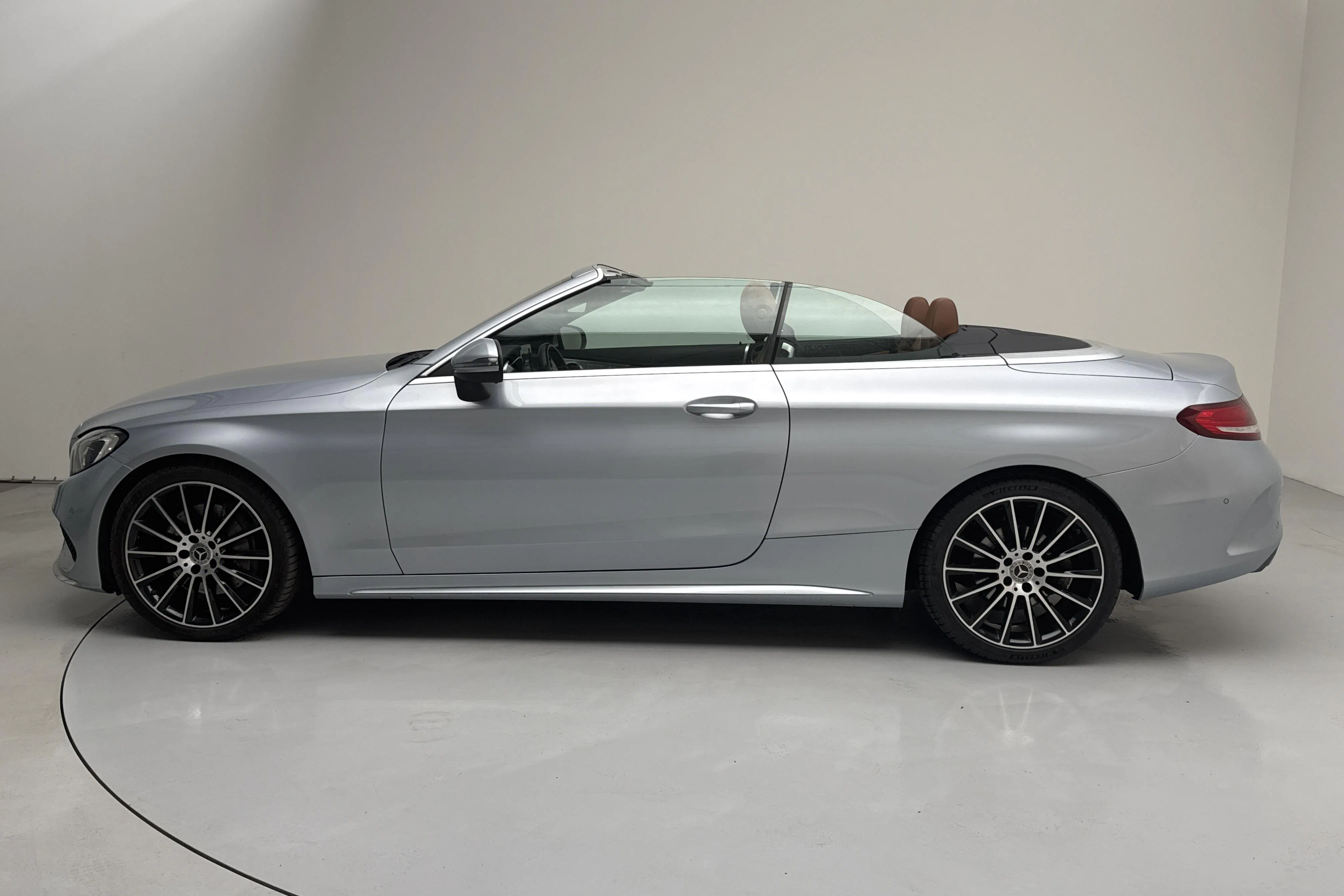 Presentationsfoto 2 av 20: Mercedes C 250 d Cabriolet A205 (204hk) - 10 990 mil - Automat - silver - 2018