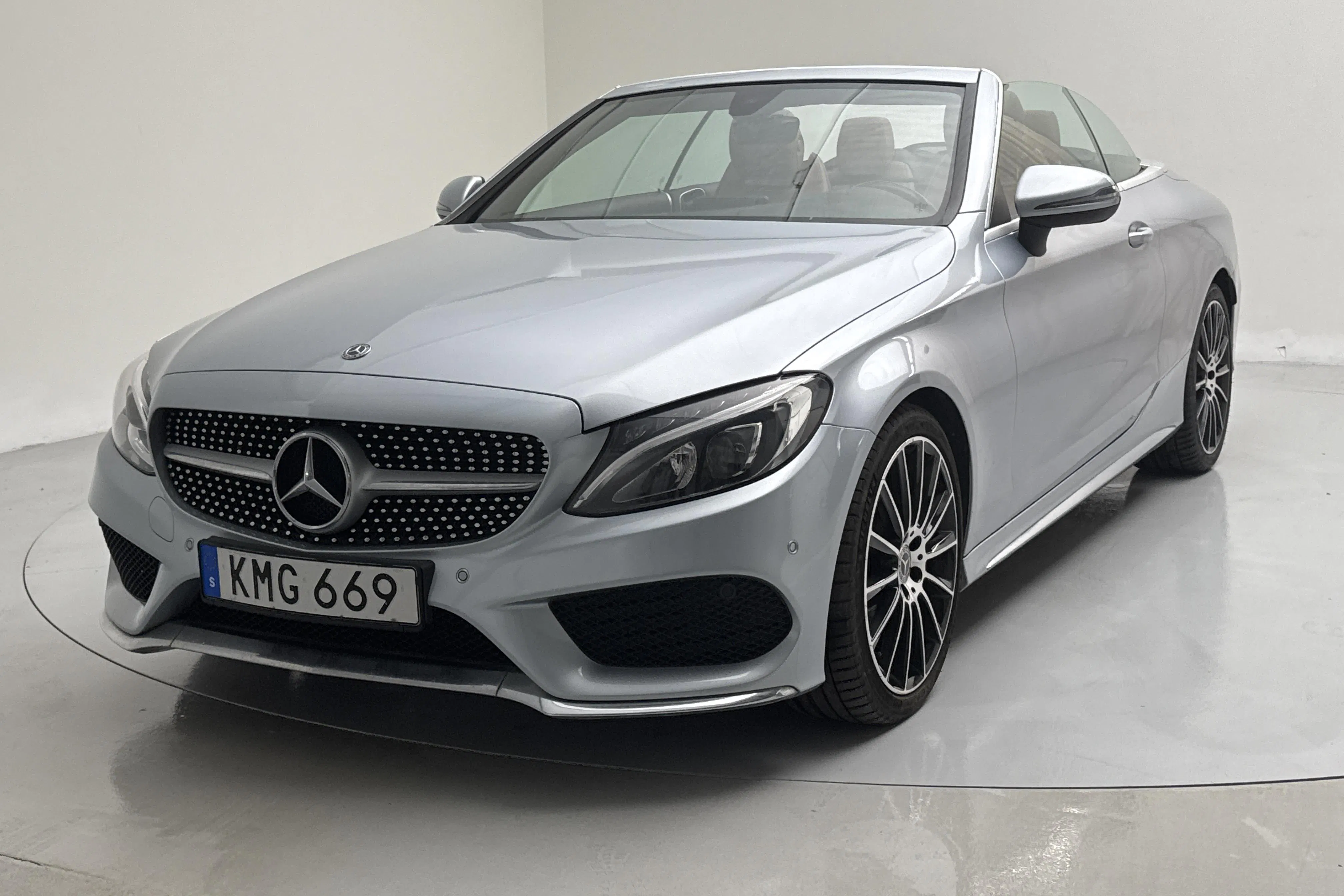 Presentationsfoto 1 av 20: Mercedes C 250 d Cabriolet A205 (204hk) - 10 990 mil - Automat - silver - 2018