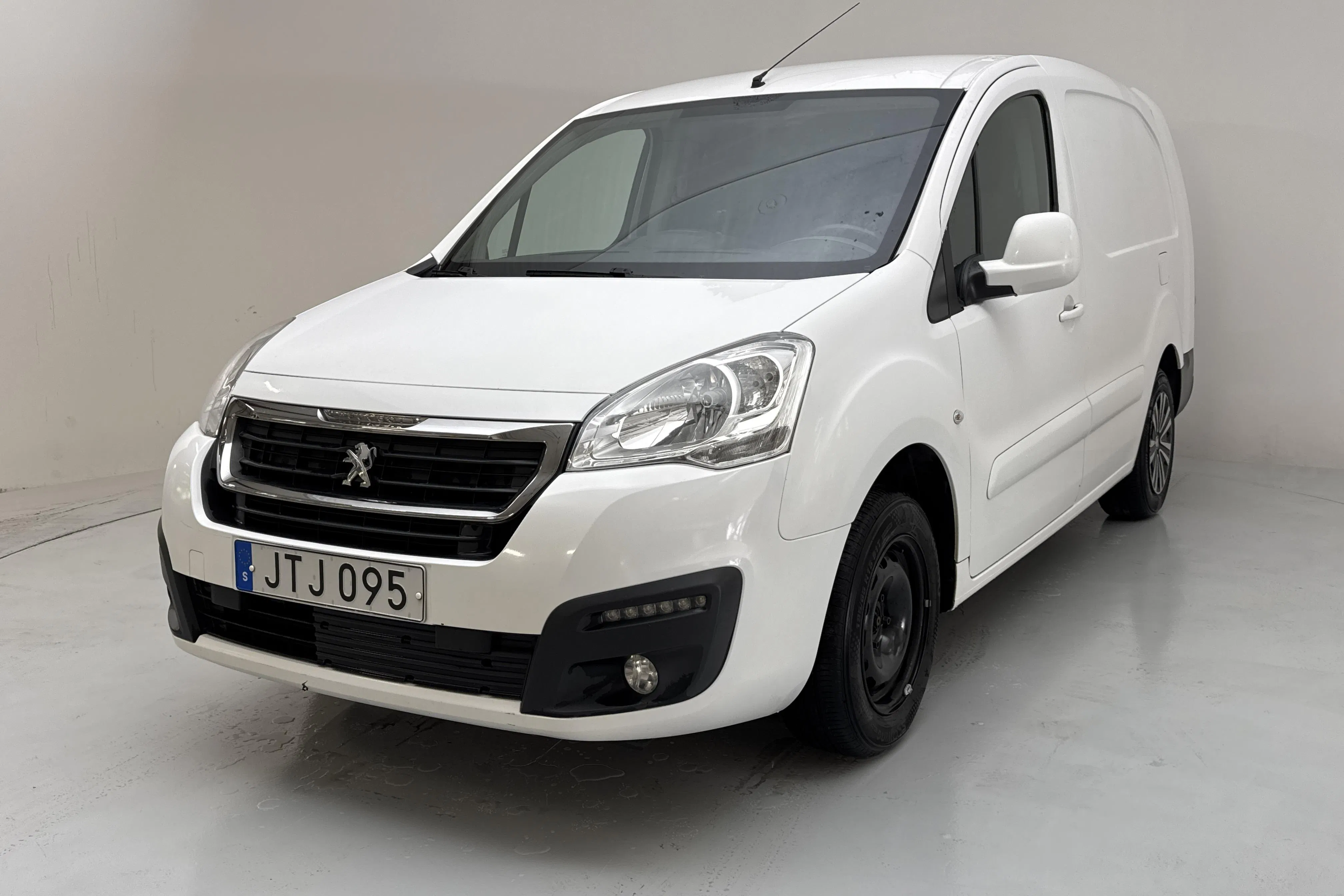Presentationsfoto 1 av 11: Peugeot Partner 1.6 BlueHDI Skåp (100hk) - 17 596 mil - Manuell - vit - 2015