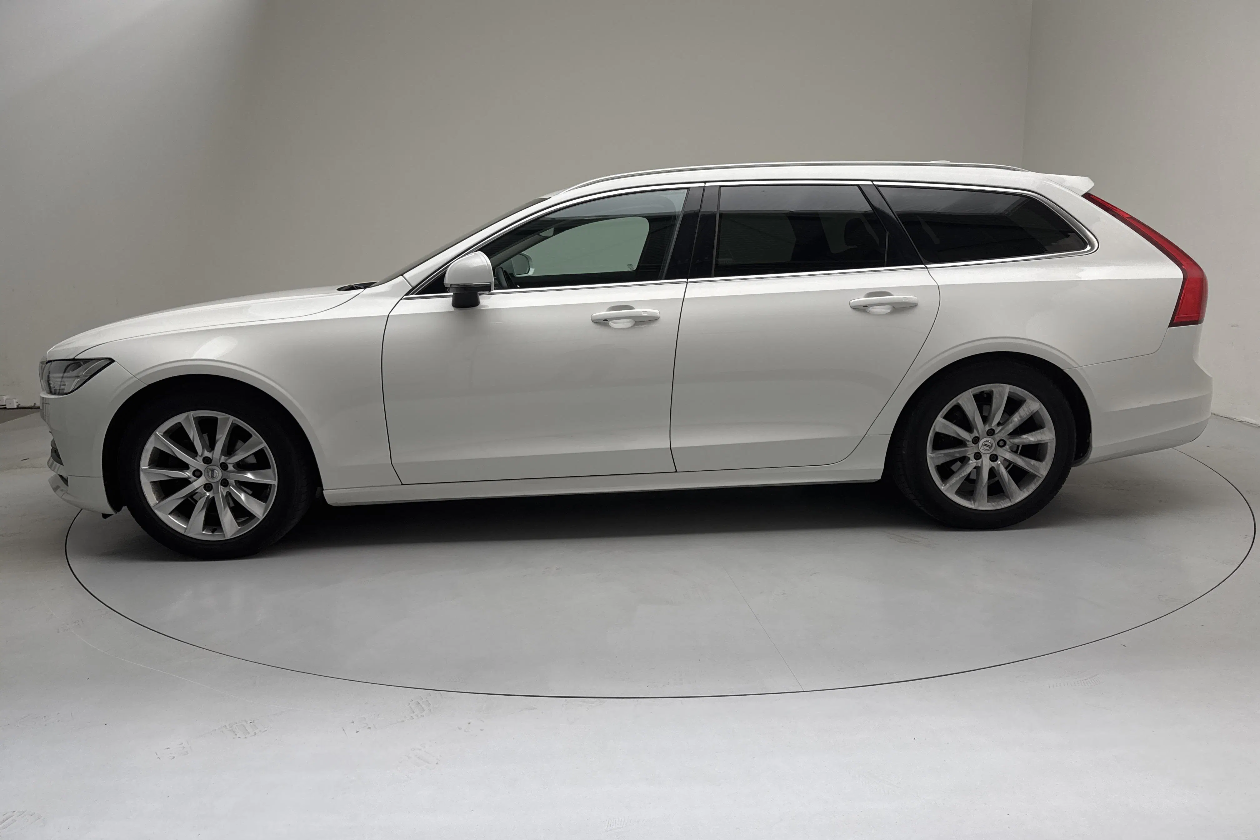 Presentationsfoto 2 av 13: Volvo V90 D4 AWD (190hk) - 7 847 mil - Automat - vit - 2020