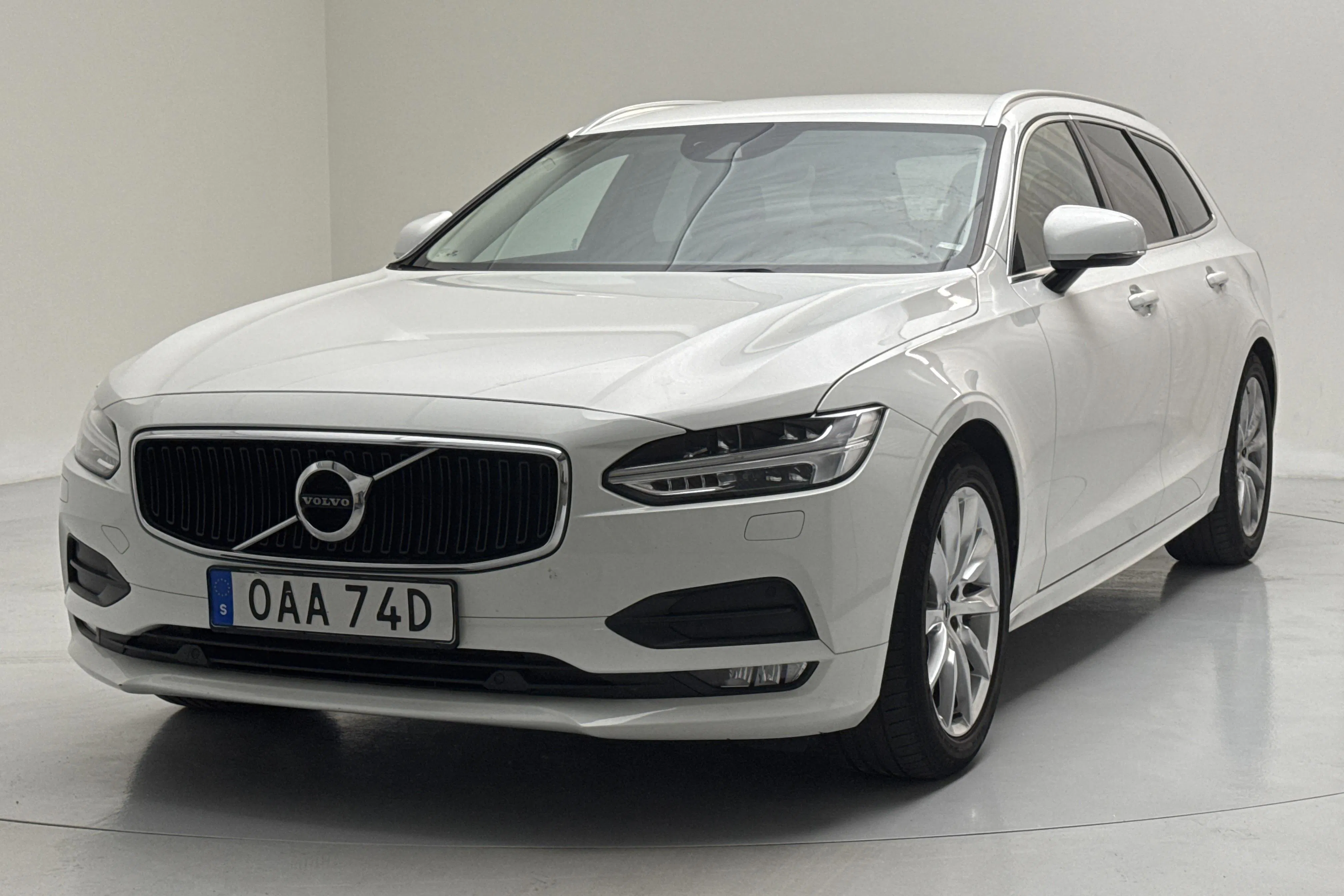 Presentationsfoto 1 av 13: Volvo V90 D4 AWD (190hk) - 7 847 mil - Automat - vit - 2020