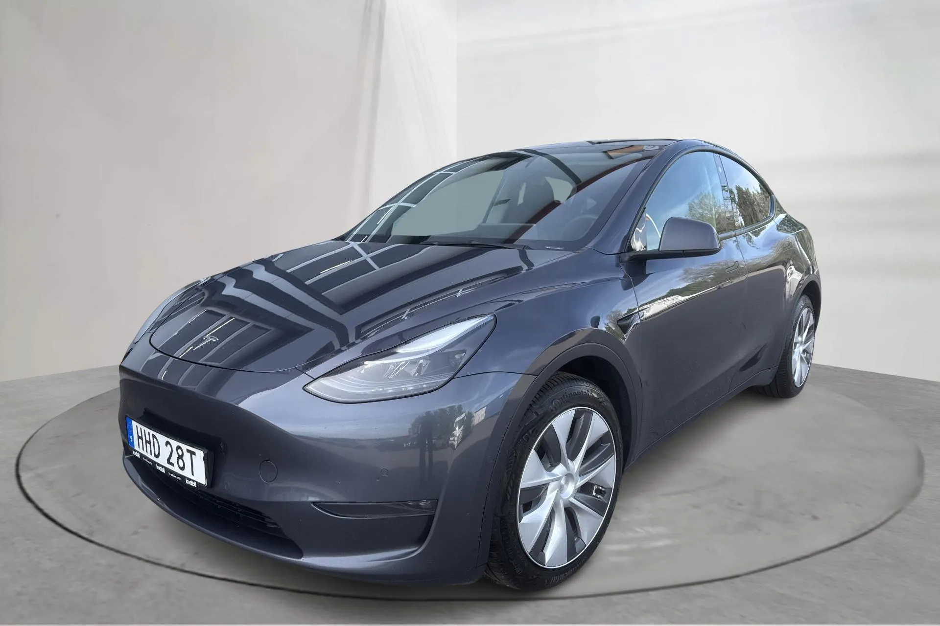 Presentationsfoto 1 av 18: Tesla Model Y Long Range Dual Motor AWD - 13 966 mil - Automat - grå - 2022