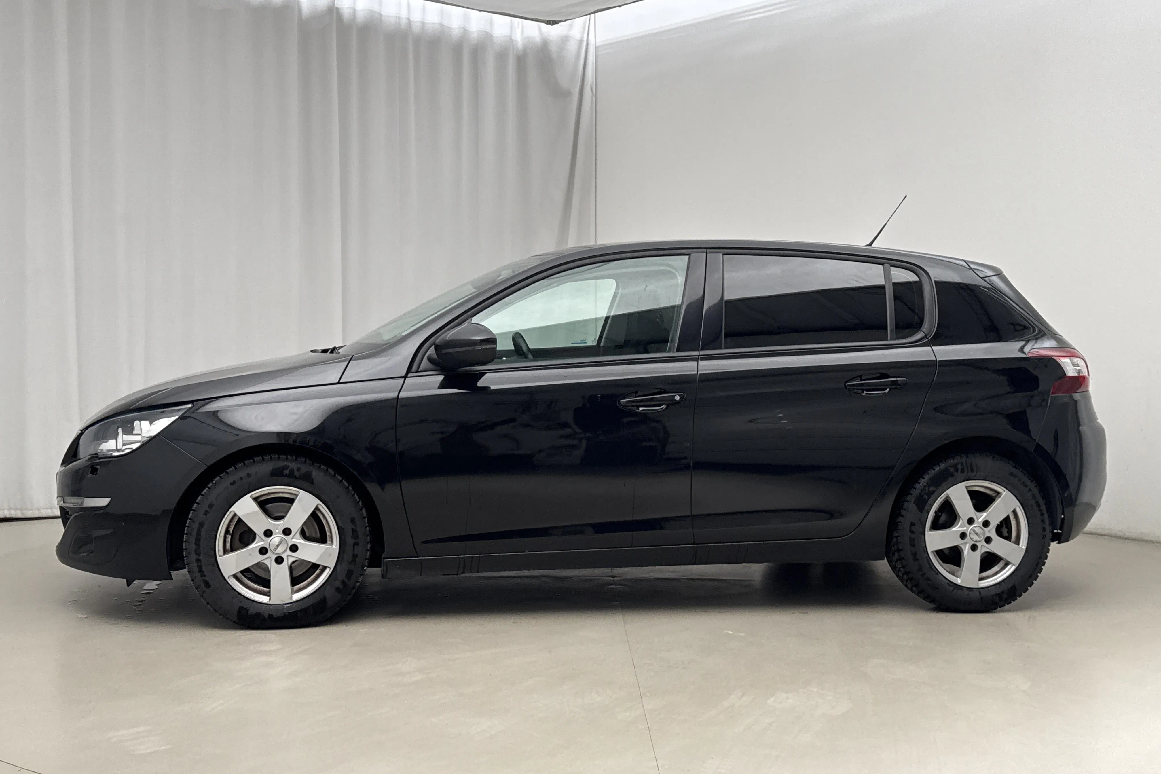 Presentationsfoto 2 av 14: Peugeot 308 BlueHDi 5dr (120hk) - 18 791 mil - Automat - svart - 2017