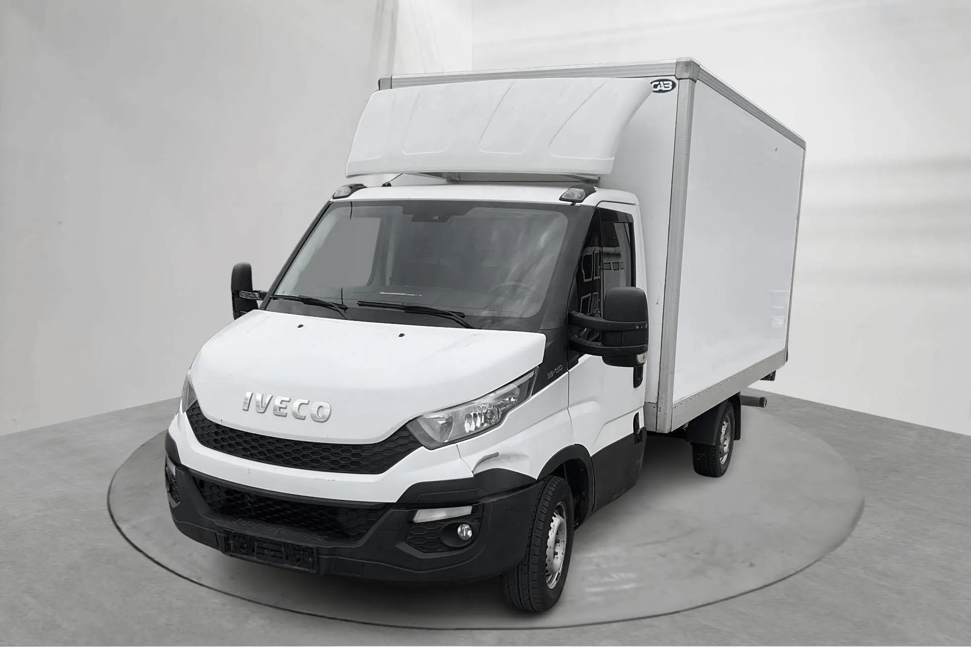 Presentation photo 1 of 10: Iveco Daily 35 2.3 Volymskåp (146hk) - 31 945 Scandinavian mile - Manual - white - 2014