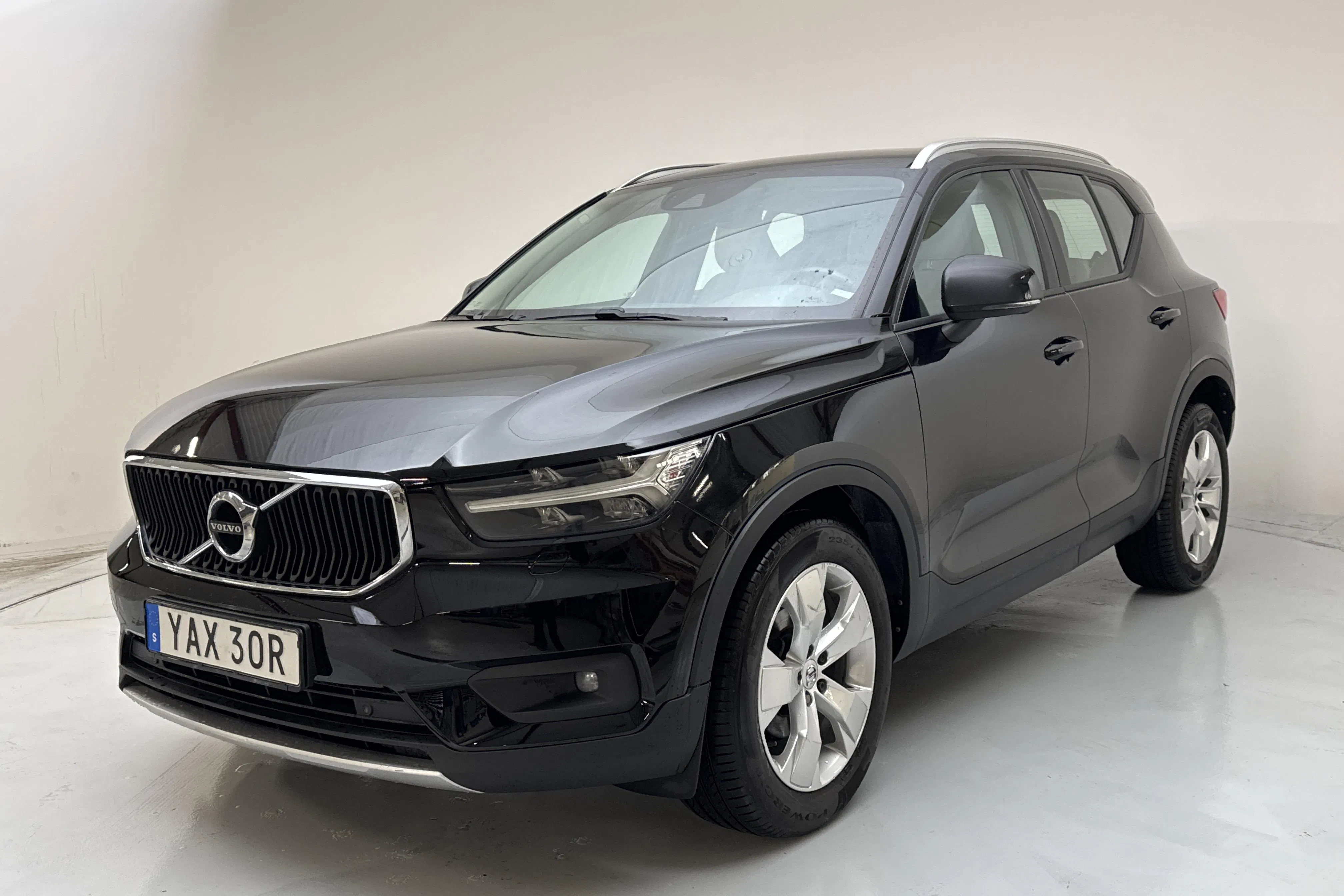Presentationsfoto 1 av 13: Volvo XC40 D3 2WD (150hk) - 25 076 mil - Automat - svart - 2020