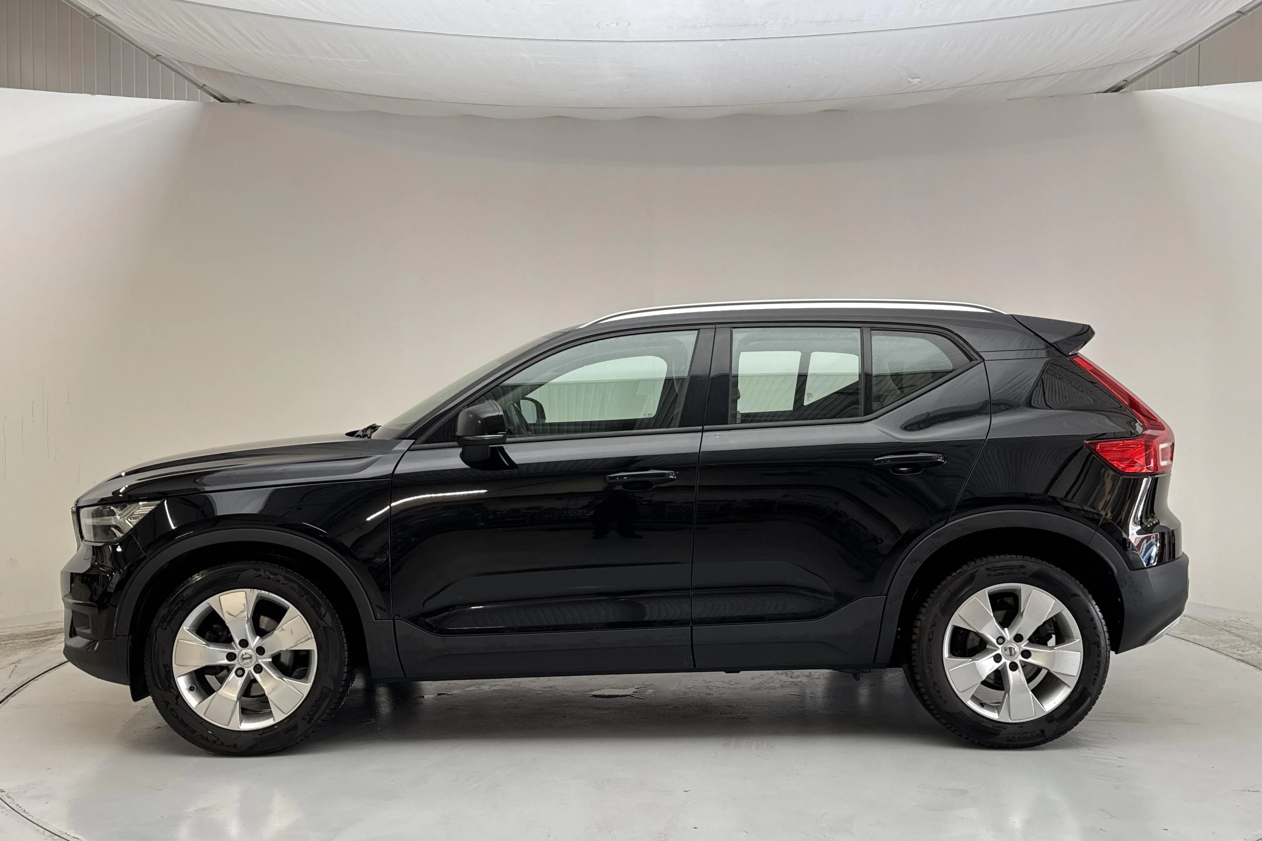 Presentationsfoto 2 av 13: Volvo XC40 D3 2WD (150hk) - 25 076 mil - Automat - svart - 2020