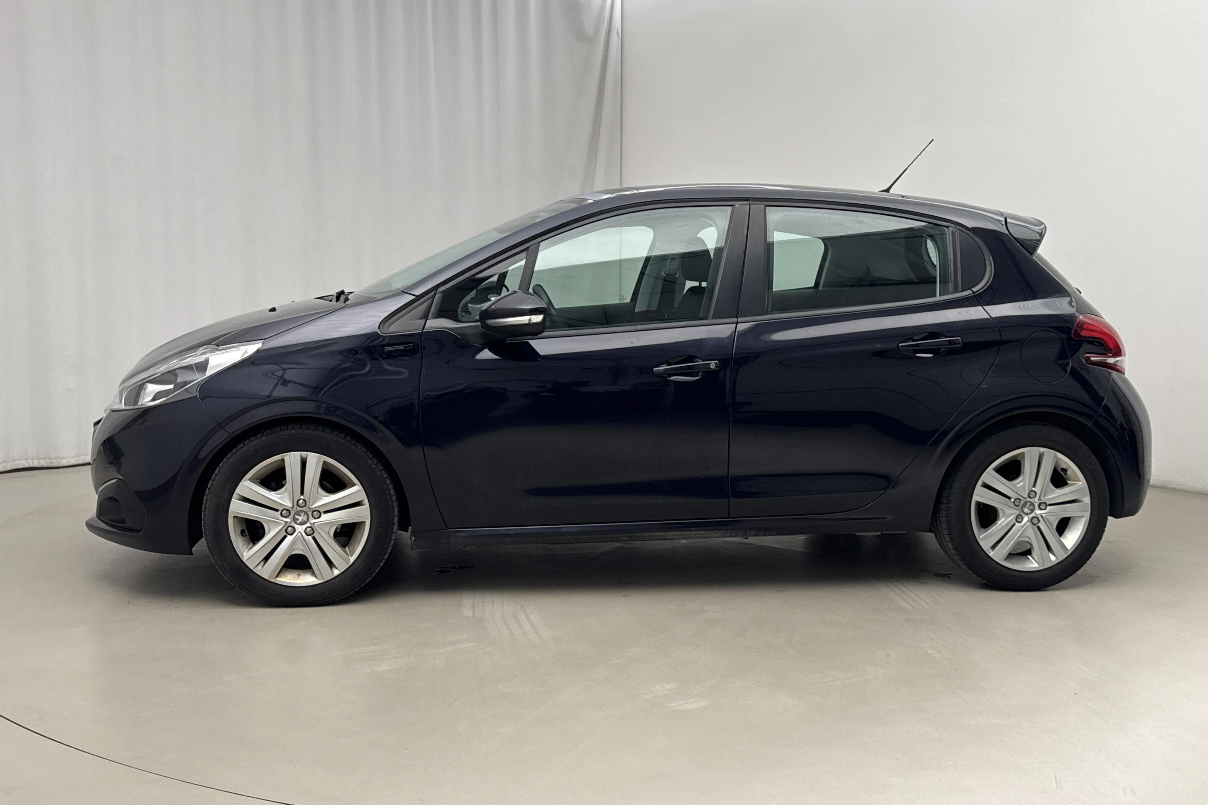 Presentation photo 2 of 18: Peugeot 208 PureTech 5dr (82hk) - 130 190 km - Manual - Dark Blue - 2018