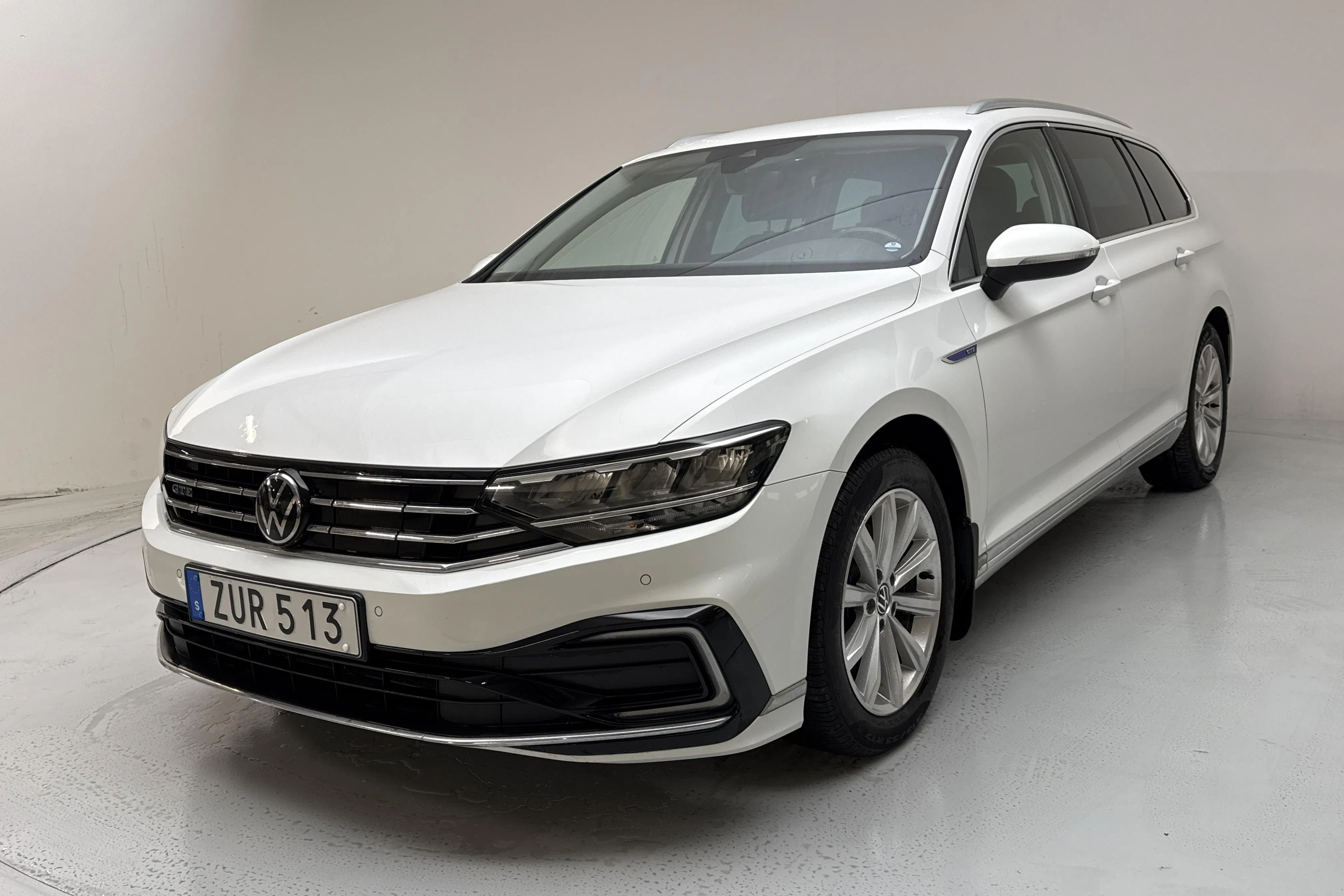 Presentationsfoto 1 av 17: VW Passat 1.4 GTE Sportscombi (218hk) - 9 865 mil - Automat - vit - 2021