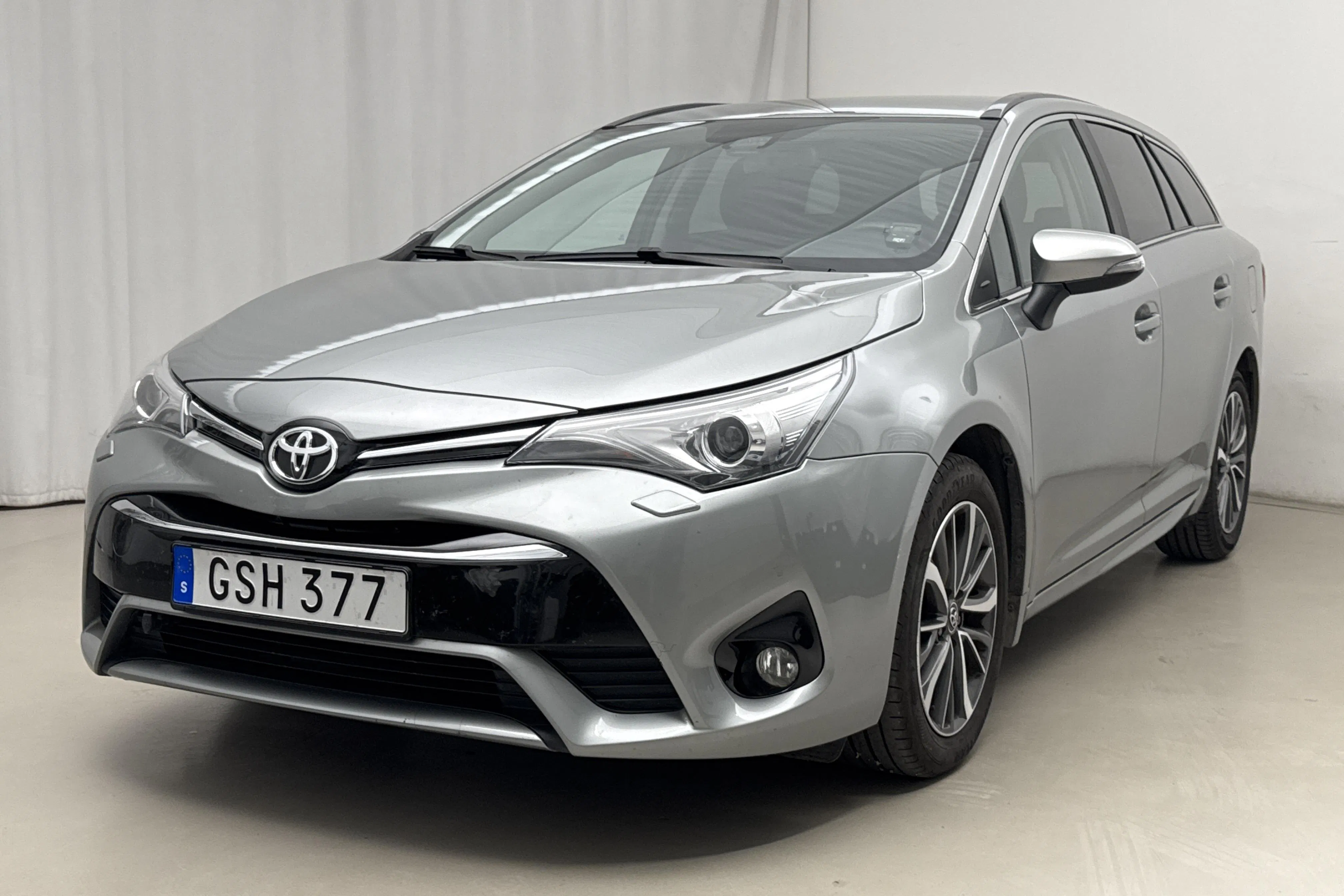 Presentation photo 1 of 17: Toyota Avensis 1.8 Touring Sports (147hk) - 127 470 km - Manual - Light Grey - 2015