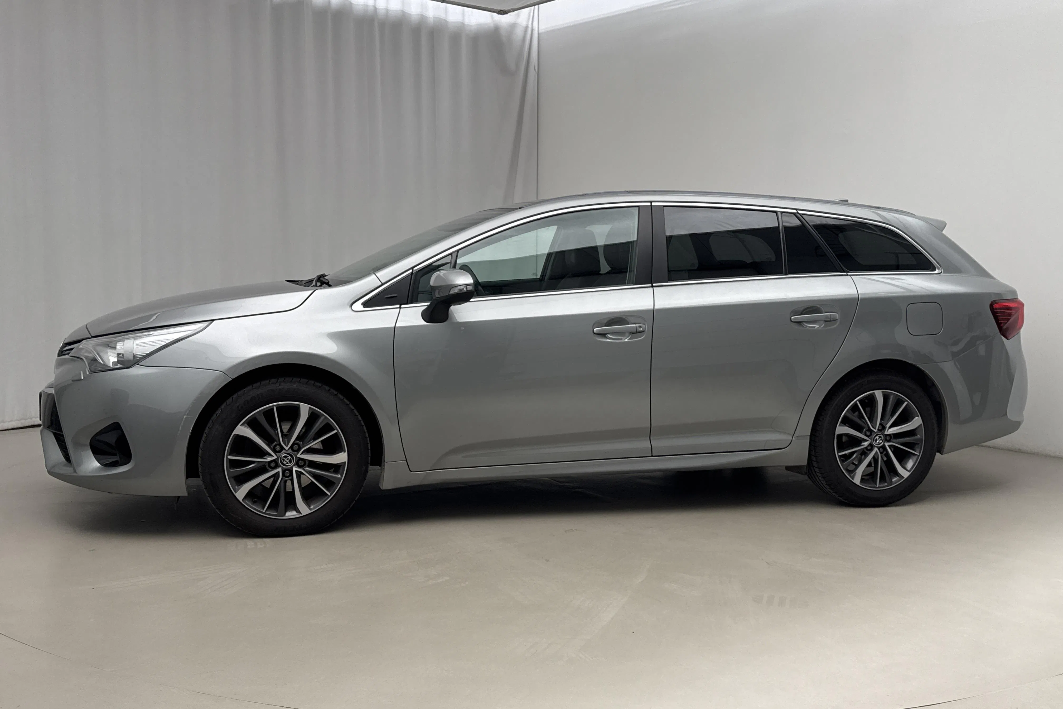 Presentation photo 2 of 17: Toyota Avensis 1.8 Touring Sports (147hk) - 127 470 km - Manual - Light Grey - 2015