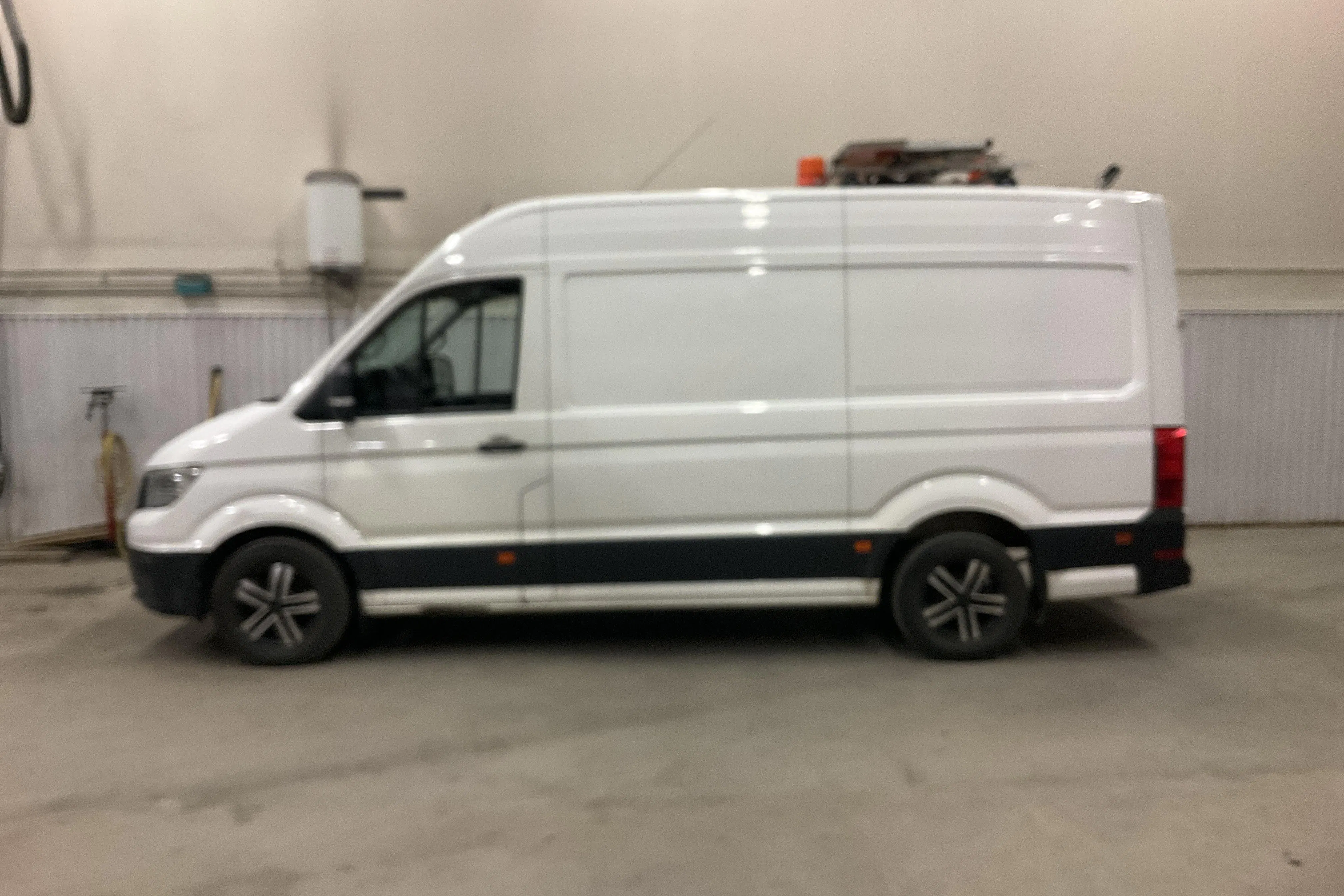 Presentationsfoto 2 av 18: VW Crafter 35 2.0 TDI Skåp 4Motion (177hk) - 37 384 mil - Manuell - vit - 2020