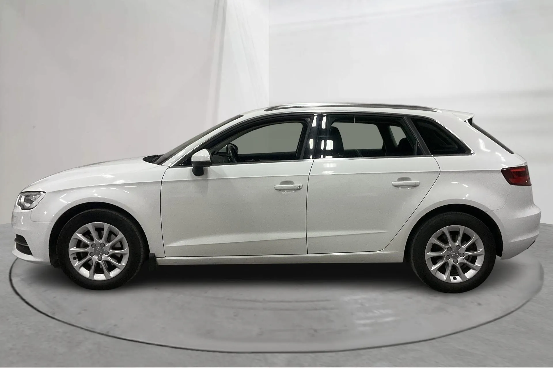 Presentationsfoto 2 av 14: Audi A3 1.2 TFSI Sportback (110hk) - 7 294 mil - Manuell - vit - 2016