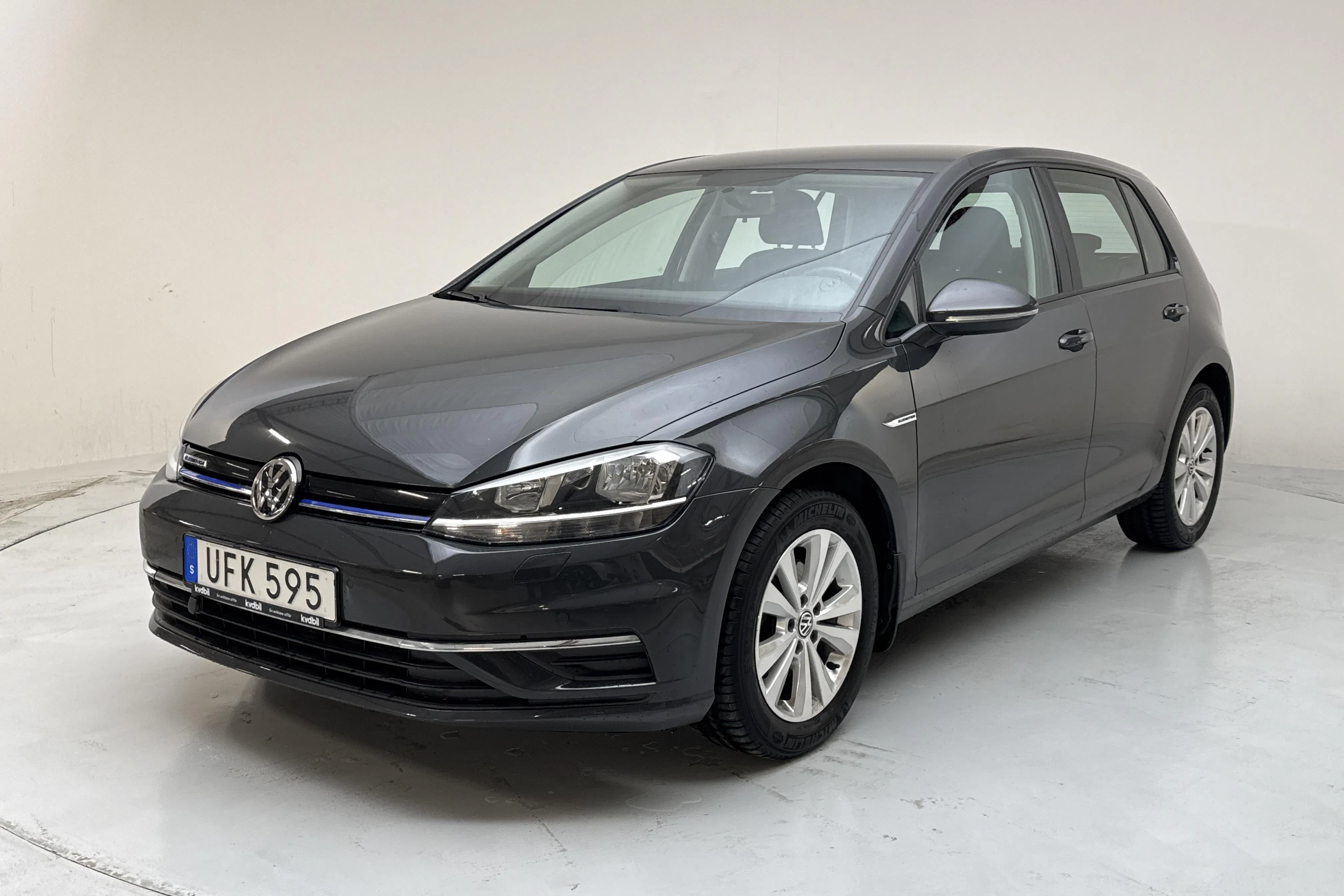 Presentationsfoto 1 av 12: VW Golf VII 1.4 TGI 5dr (110hk) - 9 003 mil - Manuell - Dark Grey - 2018