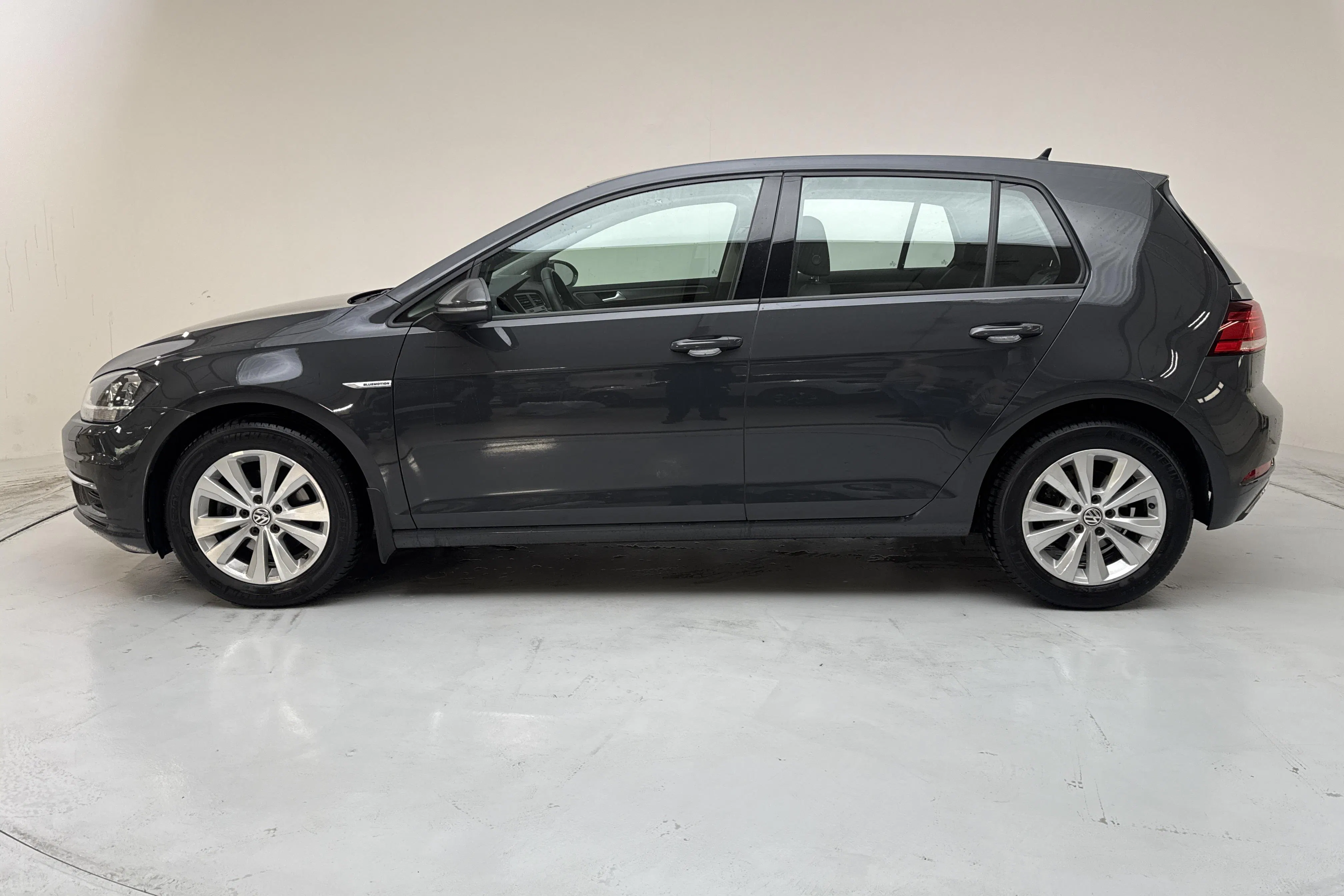 Presentationsfoto 2 av 12: VW Golf VII 1.4 TGI 5dr (110hk) - 9 003 mil - Manuell - Dark Grey - 2018