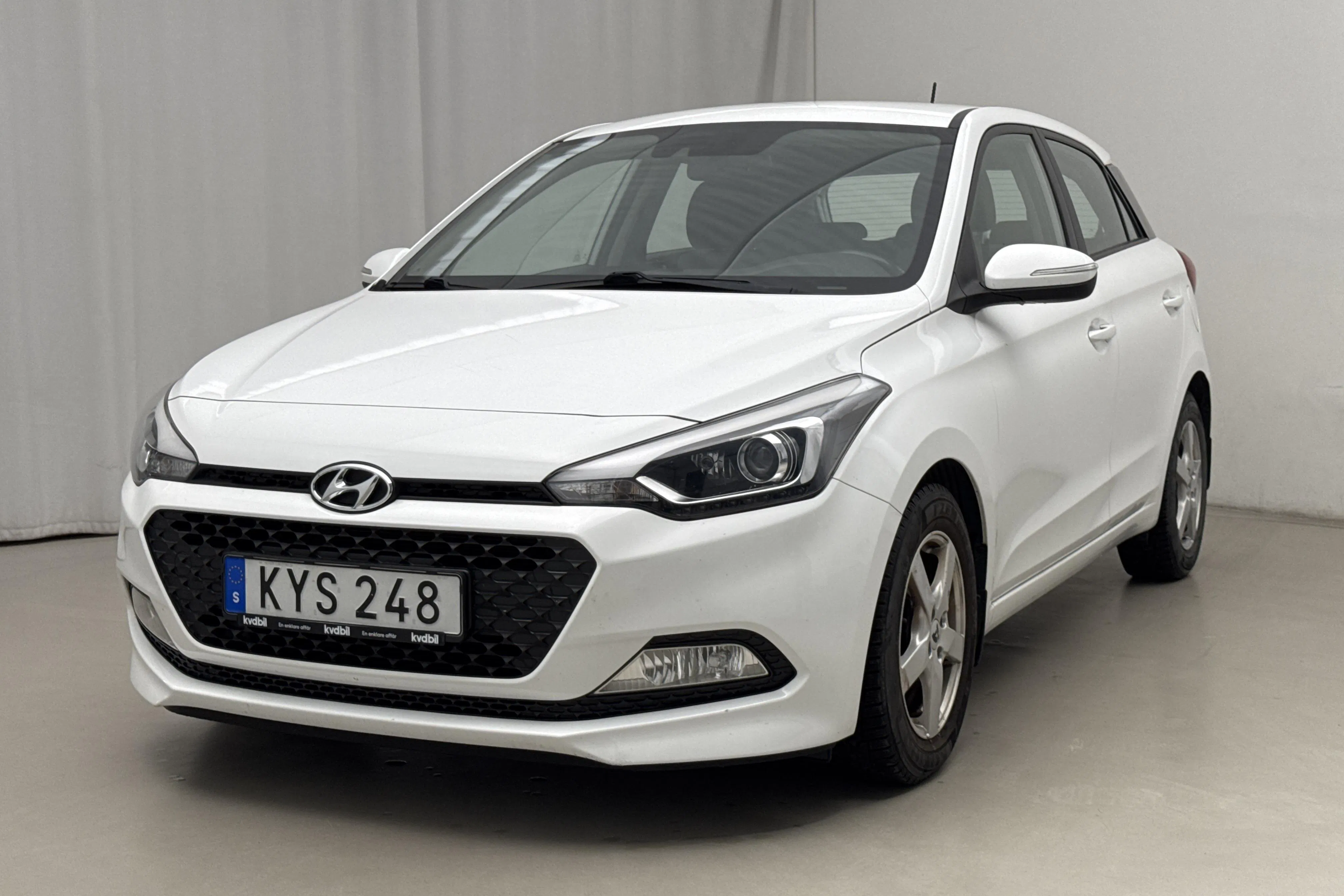 Presentation photo 1 of 14: Hyundai i20 1.4 (100hk) - 62 970 km - Automatic - white - 2016