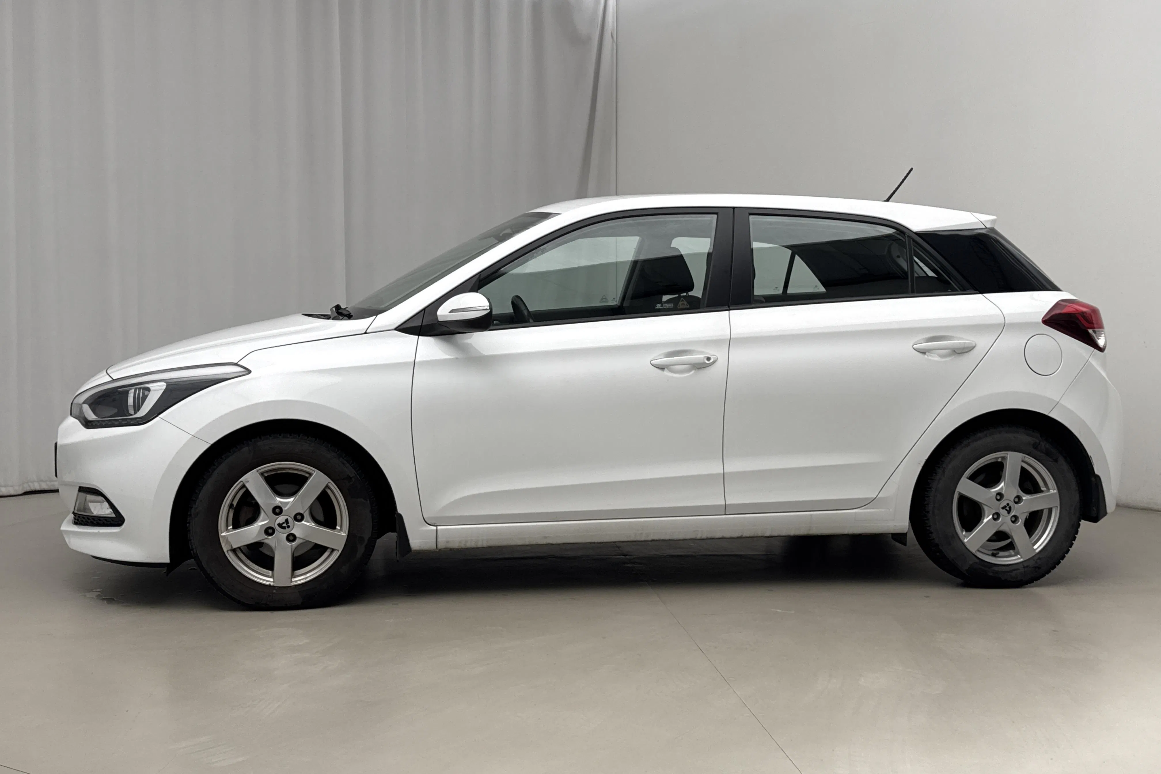 Presentation photo 2 of 14: Hyundai i20 1.4 (100hk) - 62 970 km - Automatic - white - 2016