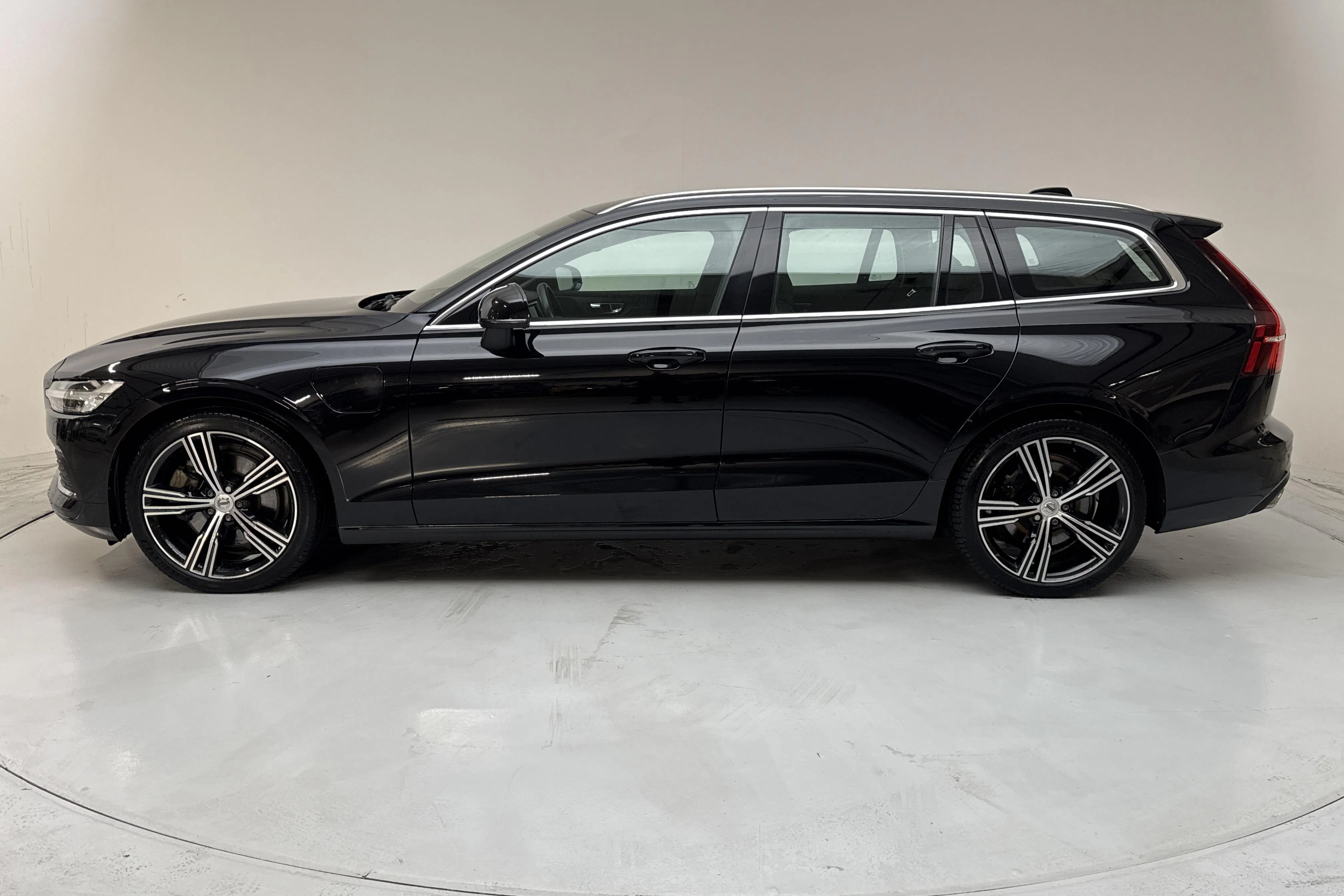 Presentationsfoto 2 av 18: Volvo V60 T6 AWD Recharge (350hk) - 6 812 mil - Automat - svart - 2022
