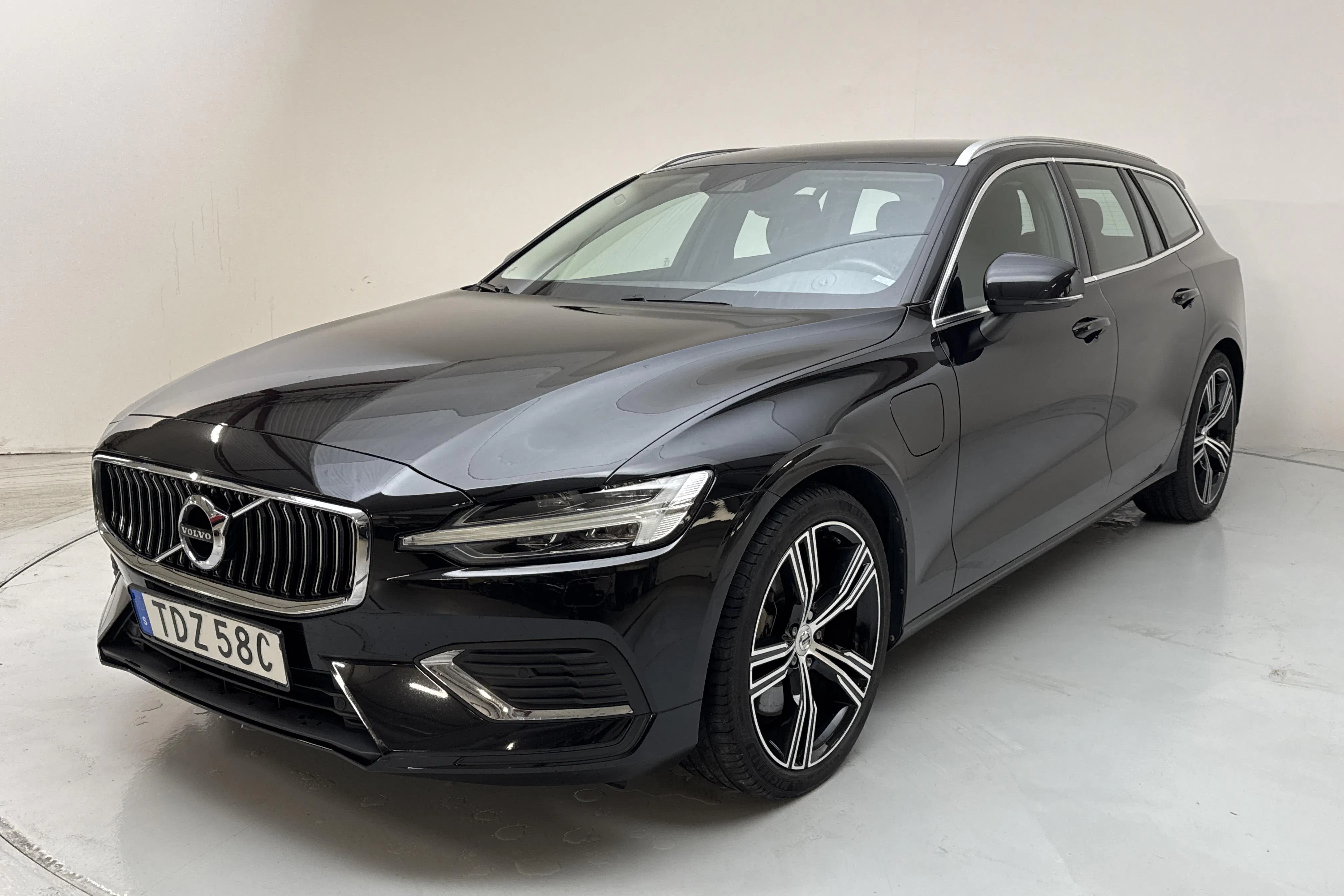 Presentationsfoto 1 av 18: Volvo V60 T6 AWD Recharge (350hk) - 6 812 mil - Automat - svart - 2022