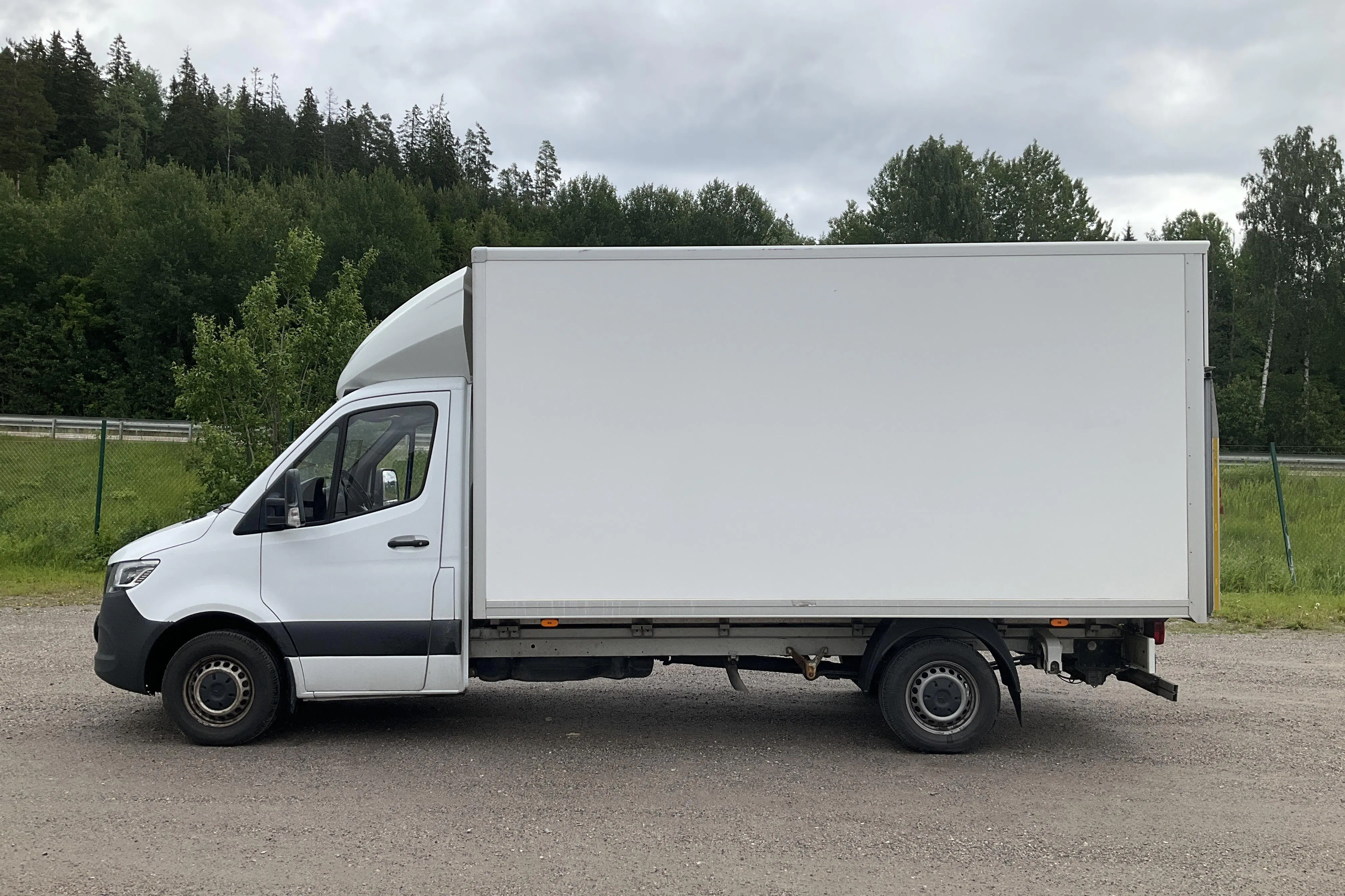 Presentation photo 2 of 14: Mercedes Sprinter 317 CDI Chassi RWD (170hk) - 23 582 Scandinavian mile - Automatic - white - 2023