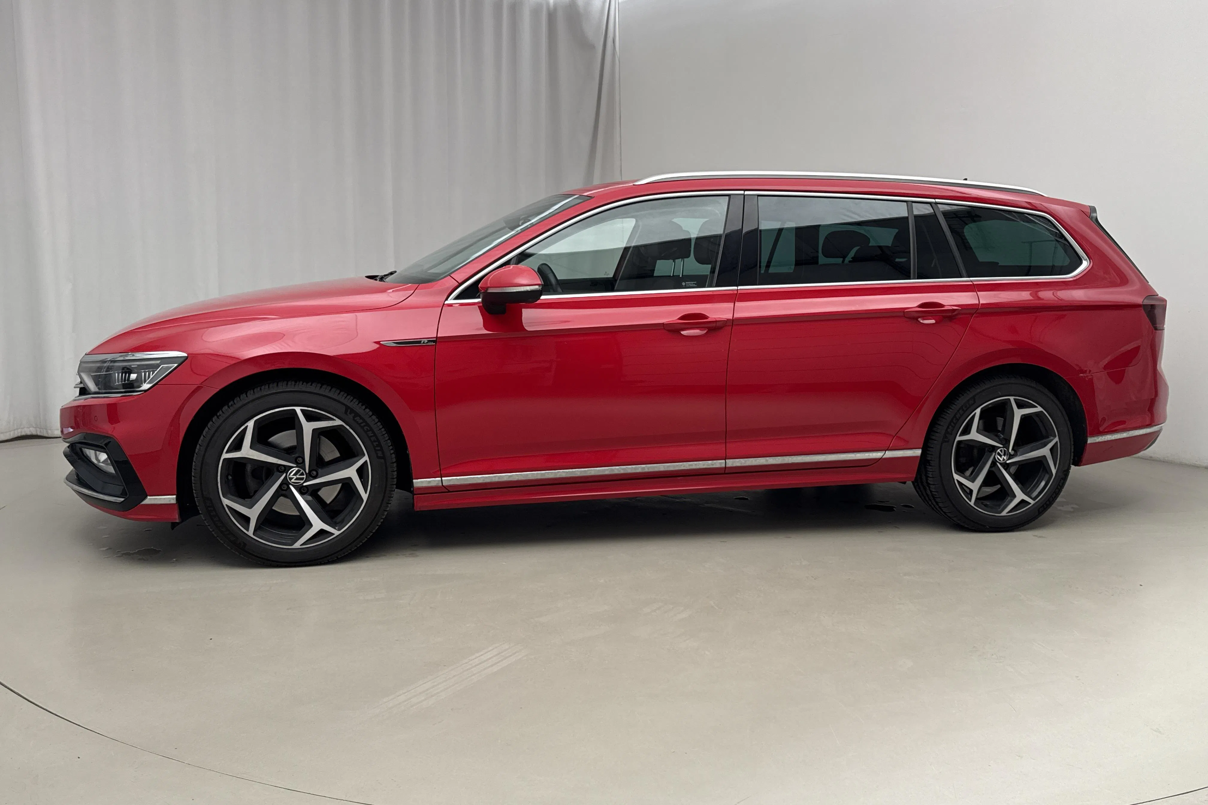 Presentationsfoto 2 av 18: VW Passat 2.0 TDI Sportscombi 4Motion (200hk) - 12 849 mil - Automat - röd - 2022