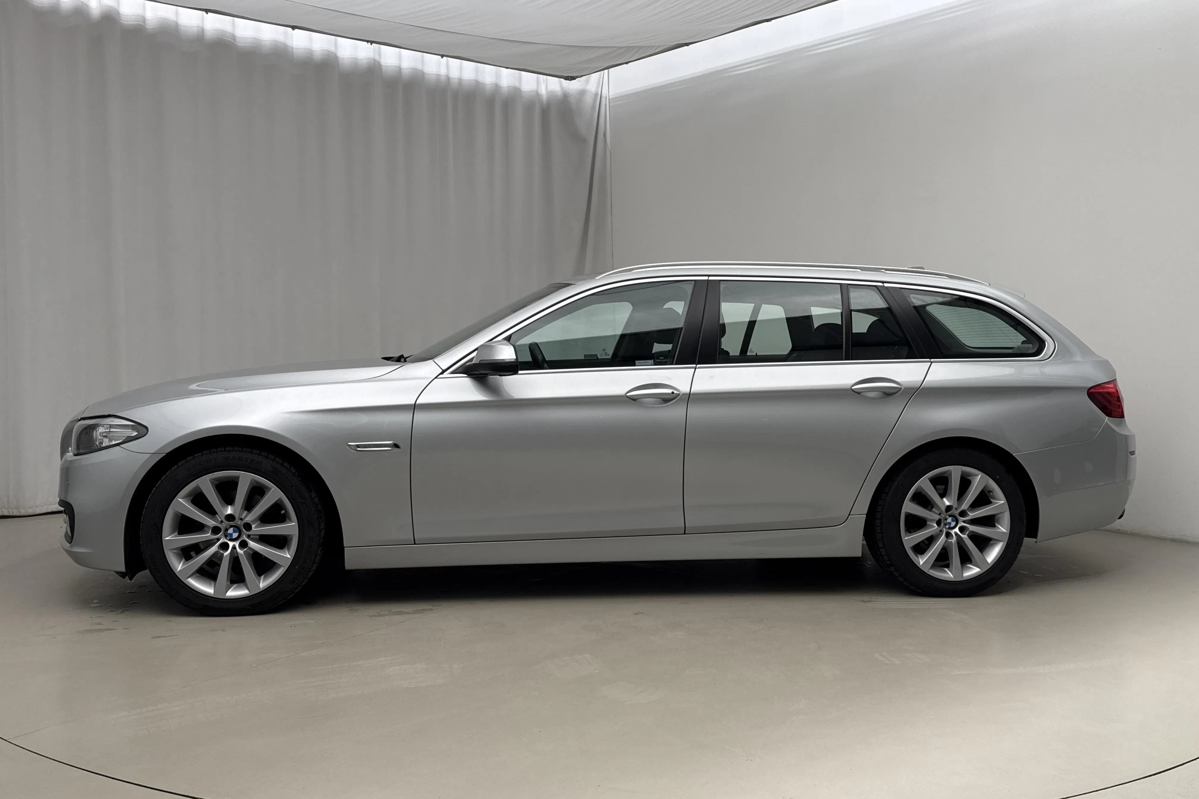 Presentationsfoto 2 av 18: BMW 520d xDrive Touring, F11 (190hk) - 10 669 mil - Automat - silver - 2016