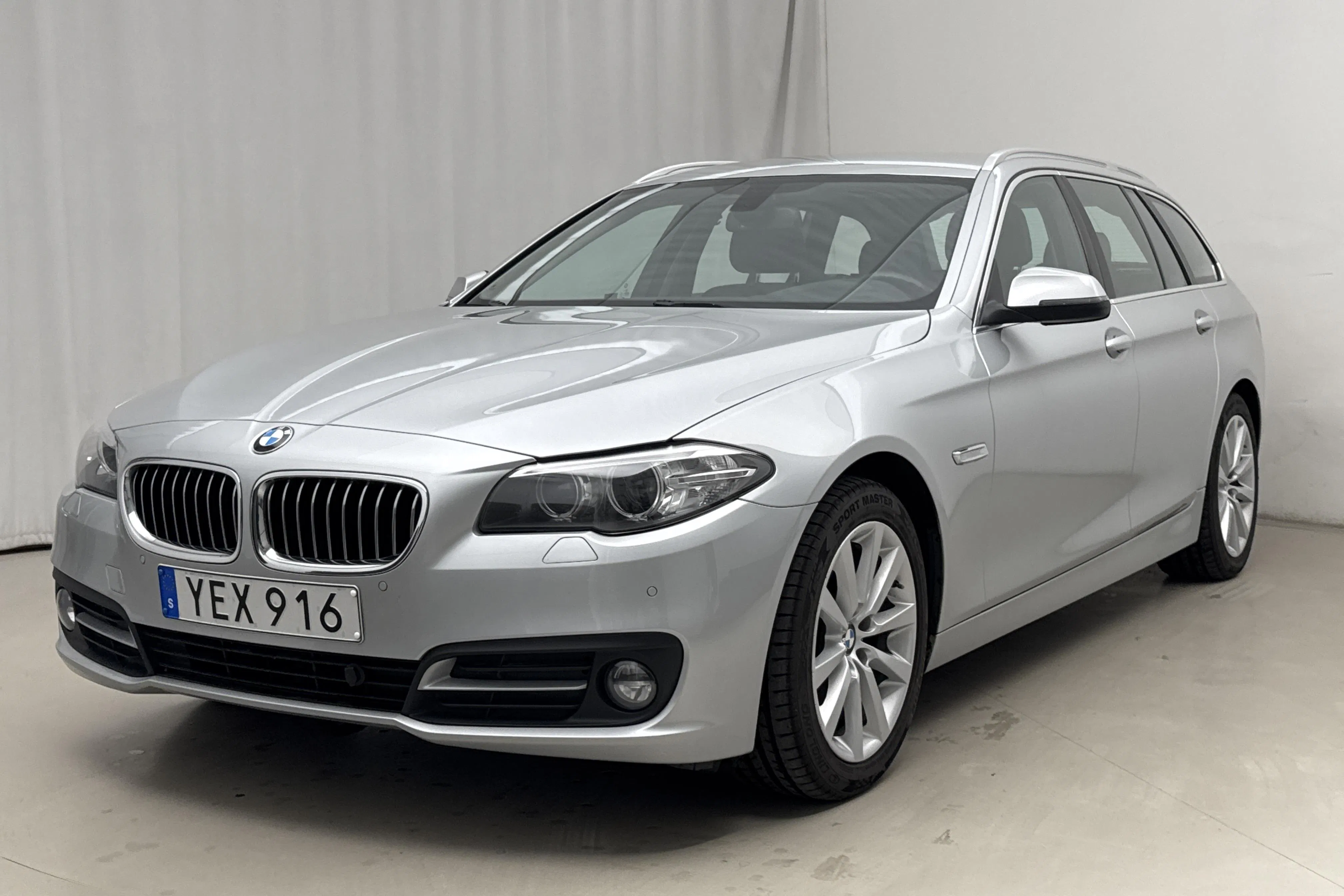 Presentationsfoto 1 av 18: BMW 520d xDrive Touring, F11 (190hk) - 10 669 mil - Automat - silver - 2016