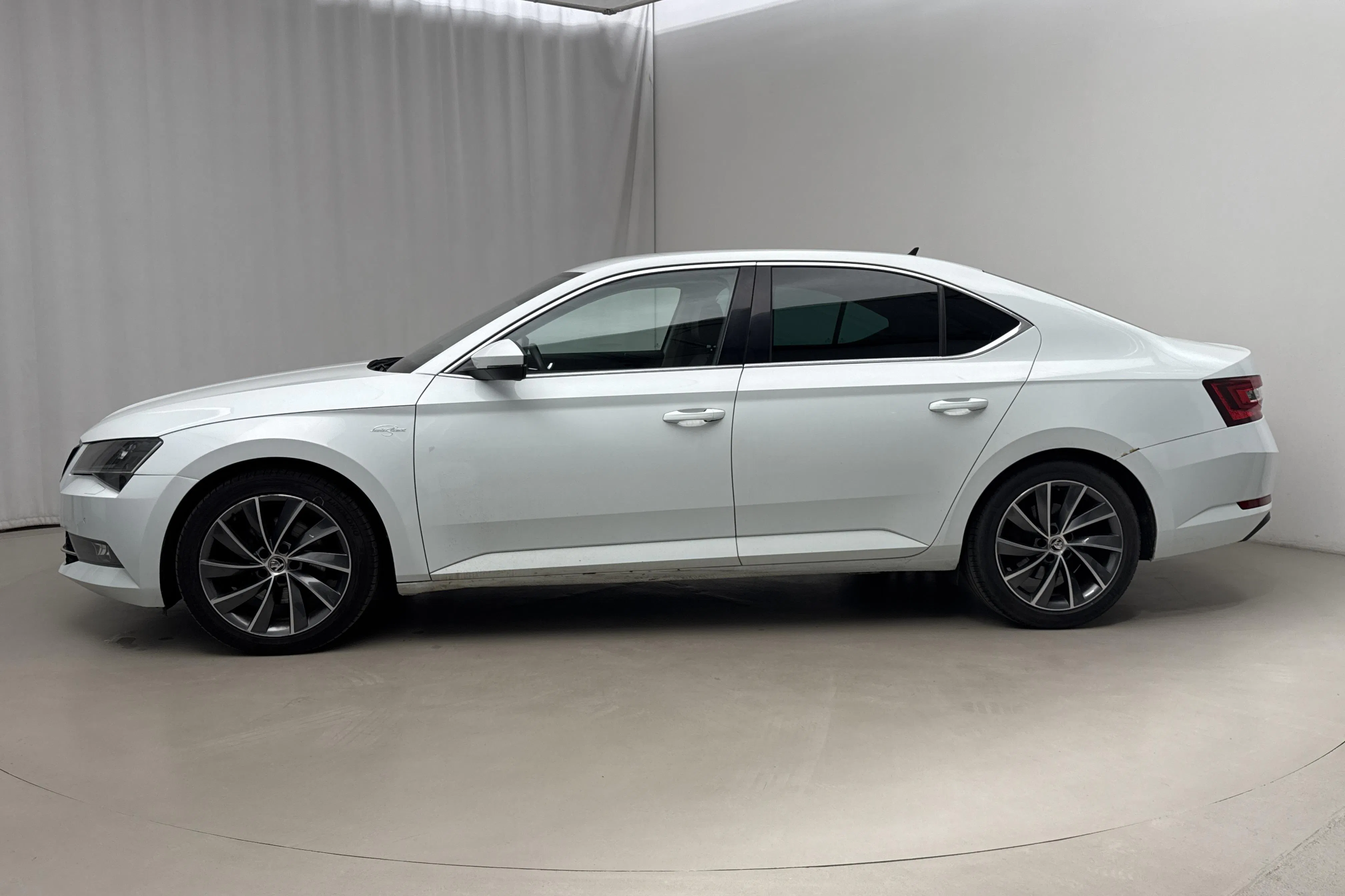 Presentationsfoto 2 av 19: Skoda Superb 2.0 TDI 4X4 (190hk) - 21 351 mil - Automat - vit - 2017