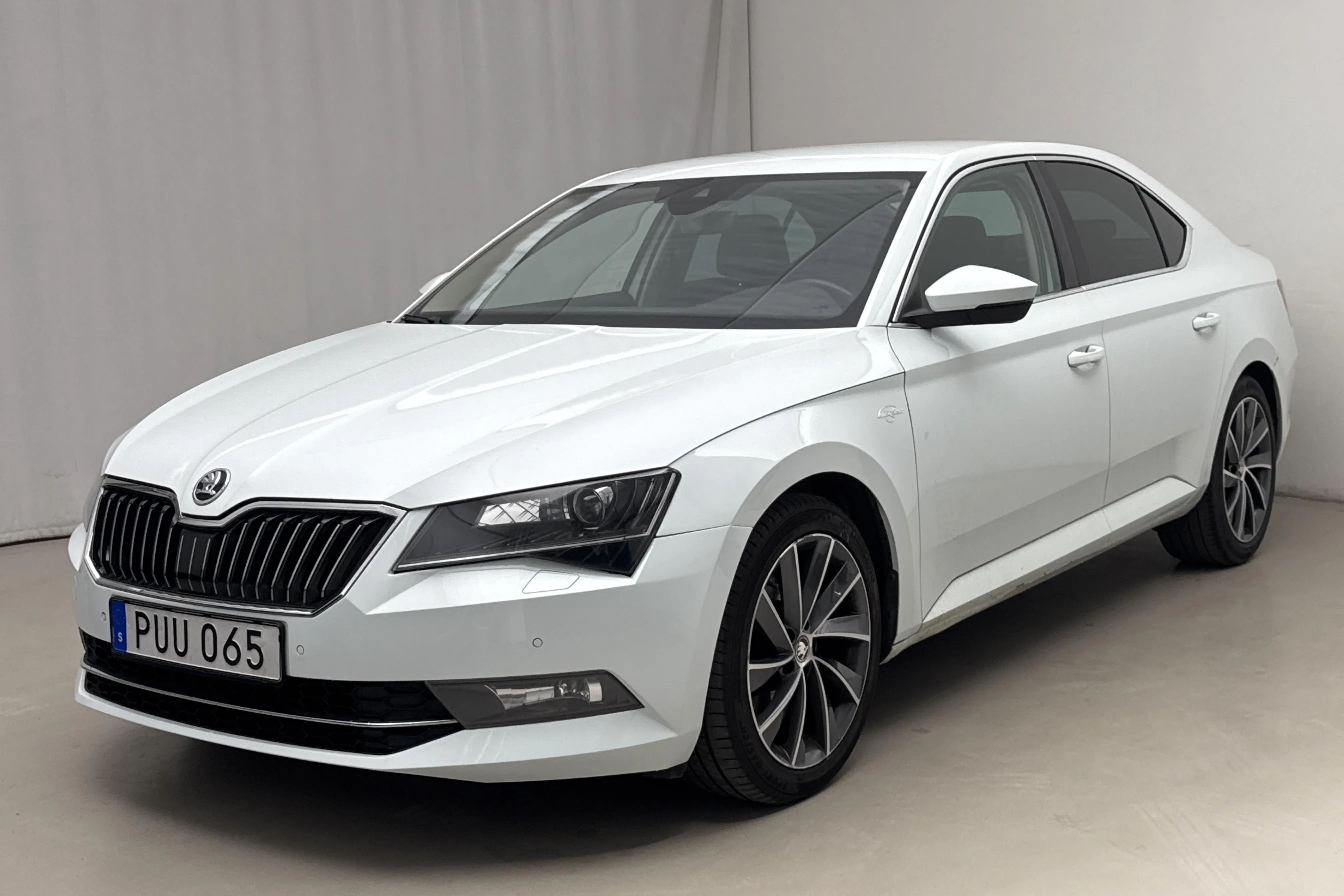 Presentationsfoto 1 av 19: Skoda Superb 2.0 TDI 4X4 (190hk) - 21 351 mil - Automat - vit - 2017