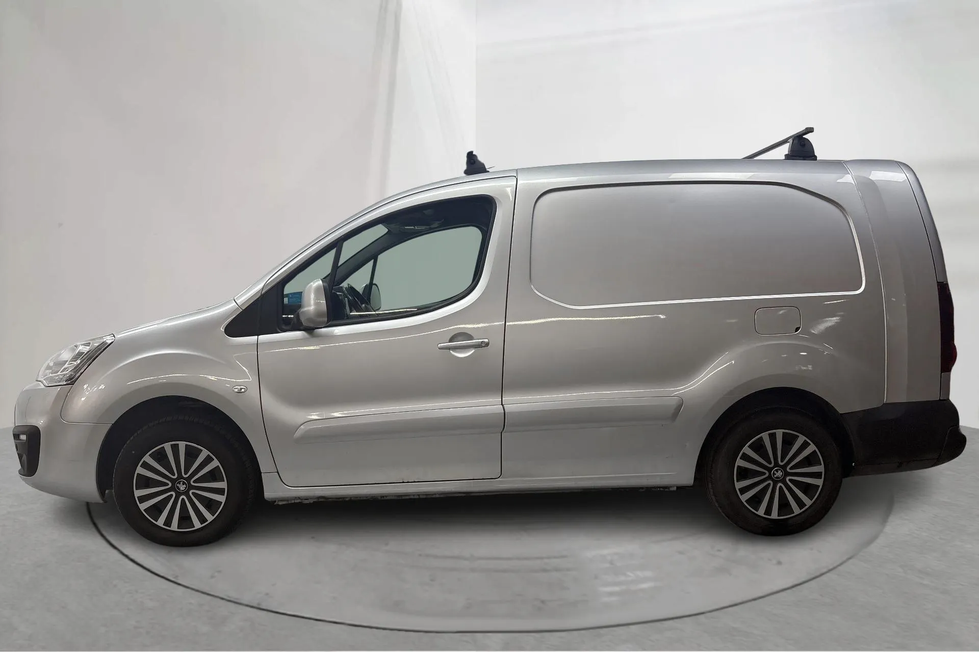 Presentationsfoto 2 av 16: Peugeot Partner 1.6 BlueHDI Skåp (100hk) - 9 753 mil - Manuell - Light Grey - 2017